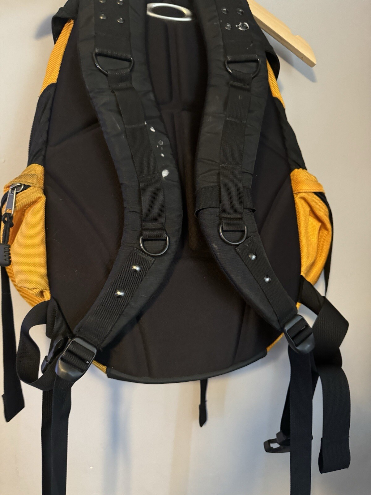 Oakley Icon 1.0 Backpack – Yellow/Black – Vintage – Genuine