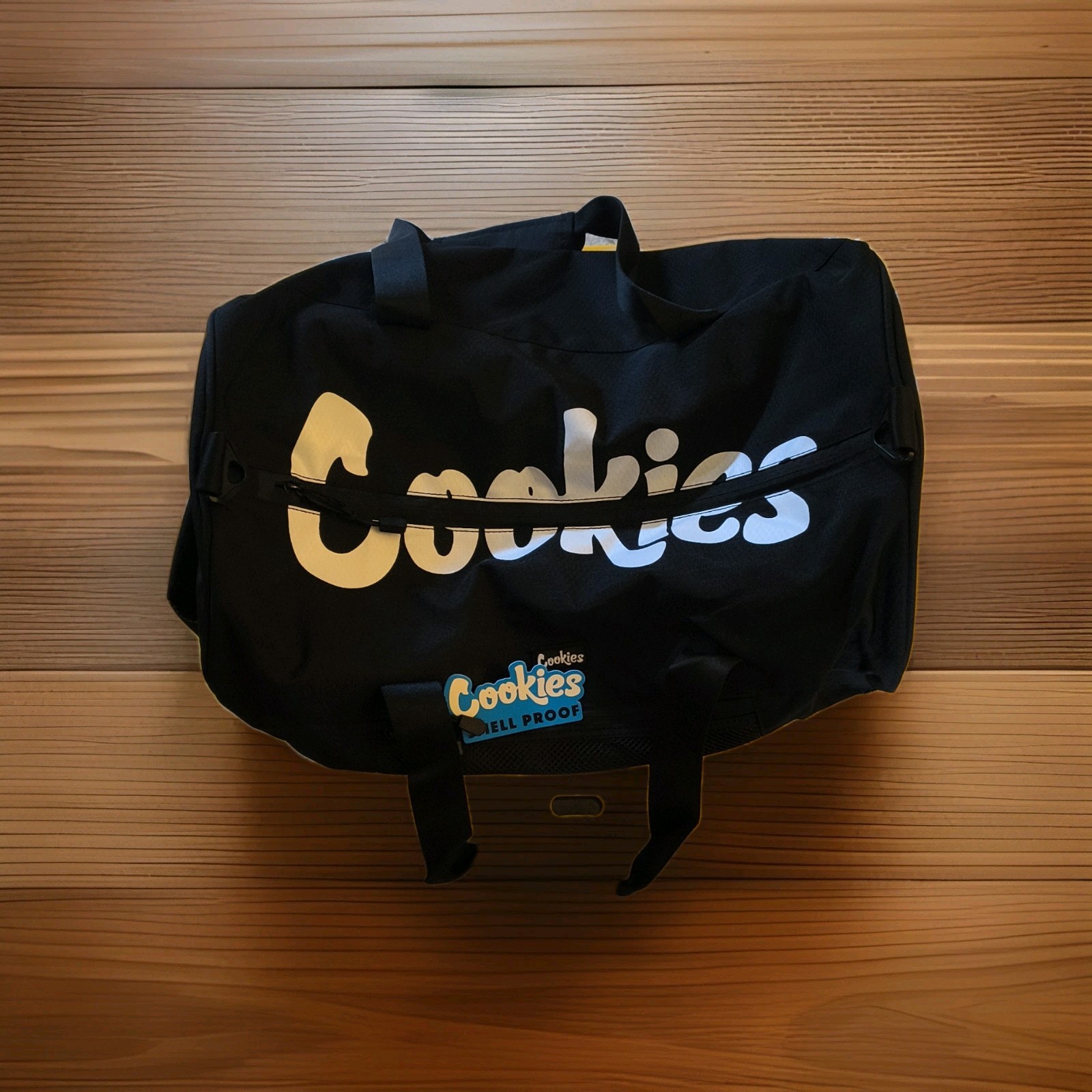 100% polyester with 3 compartments. Capacity of 44L