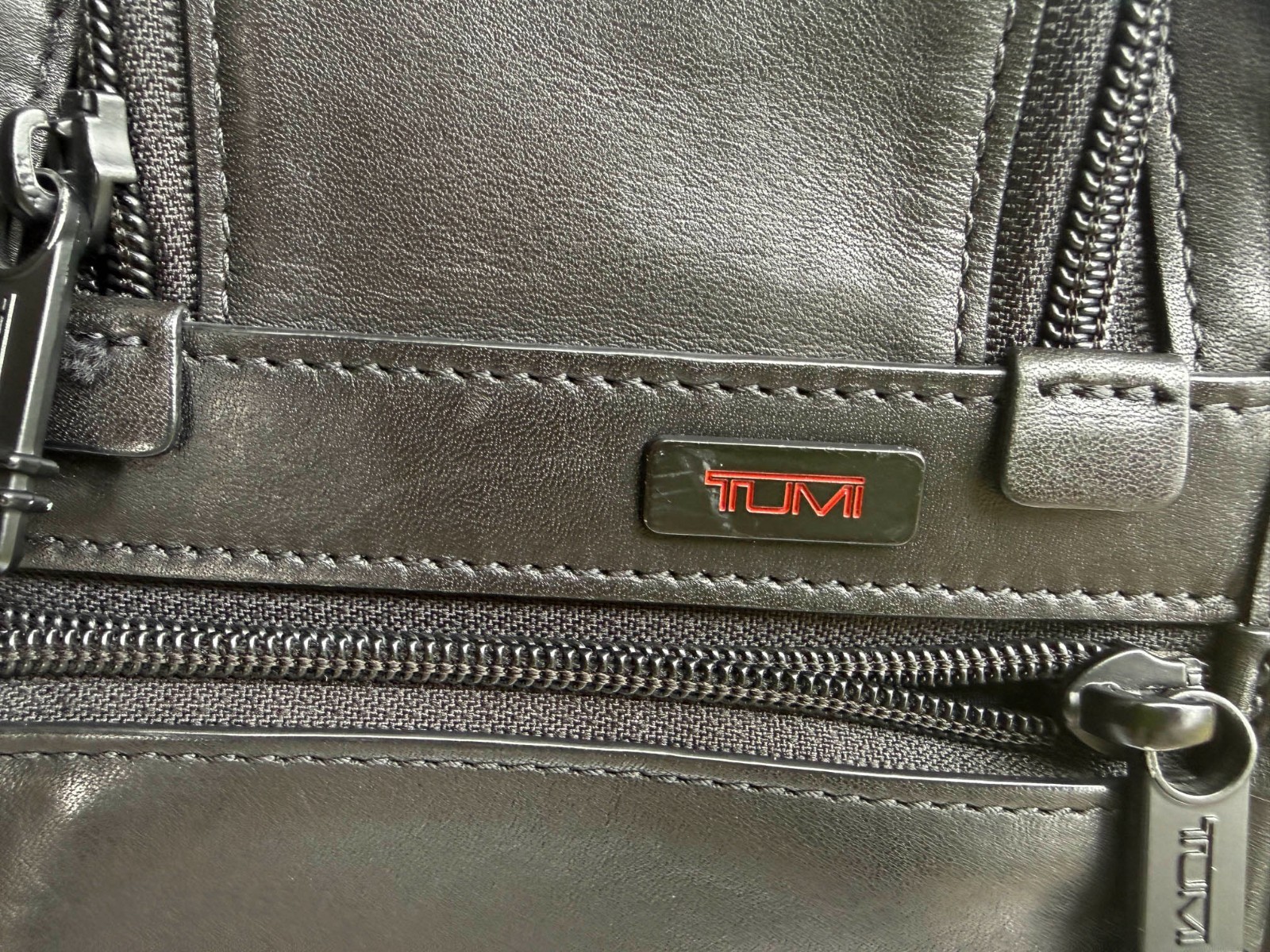 TUMI LEATHER LAPTOP BRIEFCASE – 96160DH – EXPANDABLE BLACK TRAVEL BAG w/DUST BAG