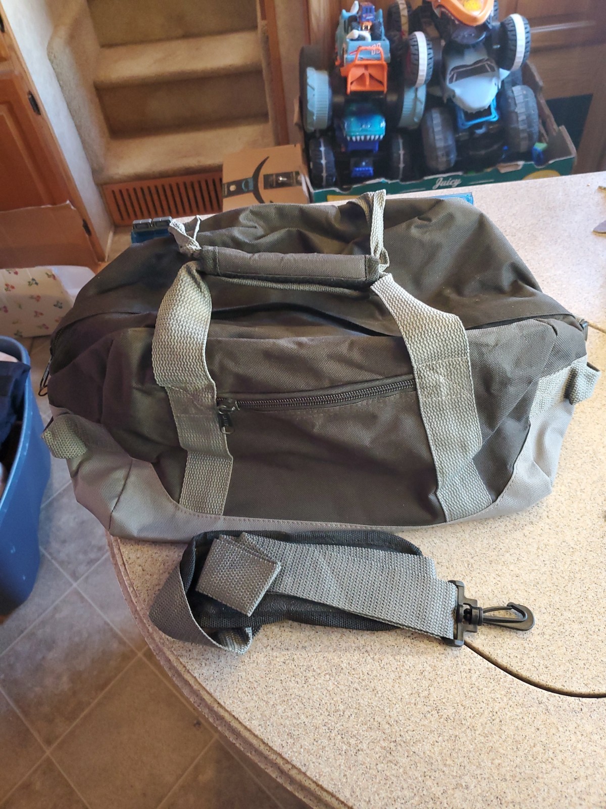 DALIX 14″ Small Duffle Bag Two Toned Gym Travel Bag Used 1 Time