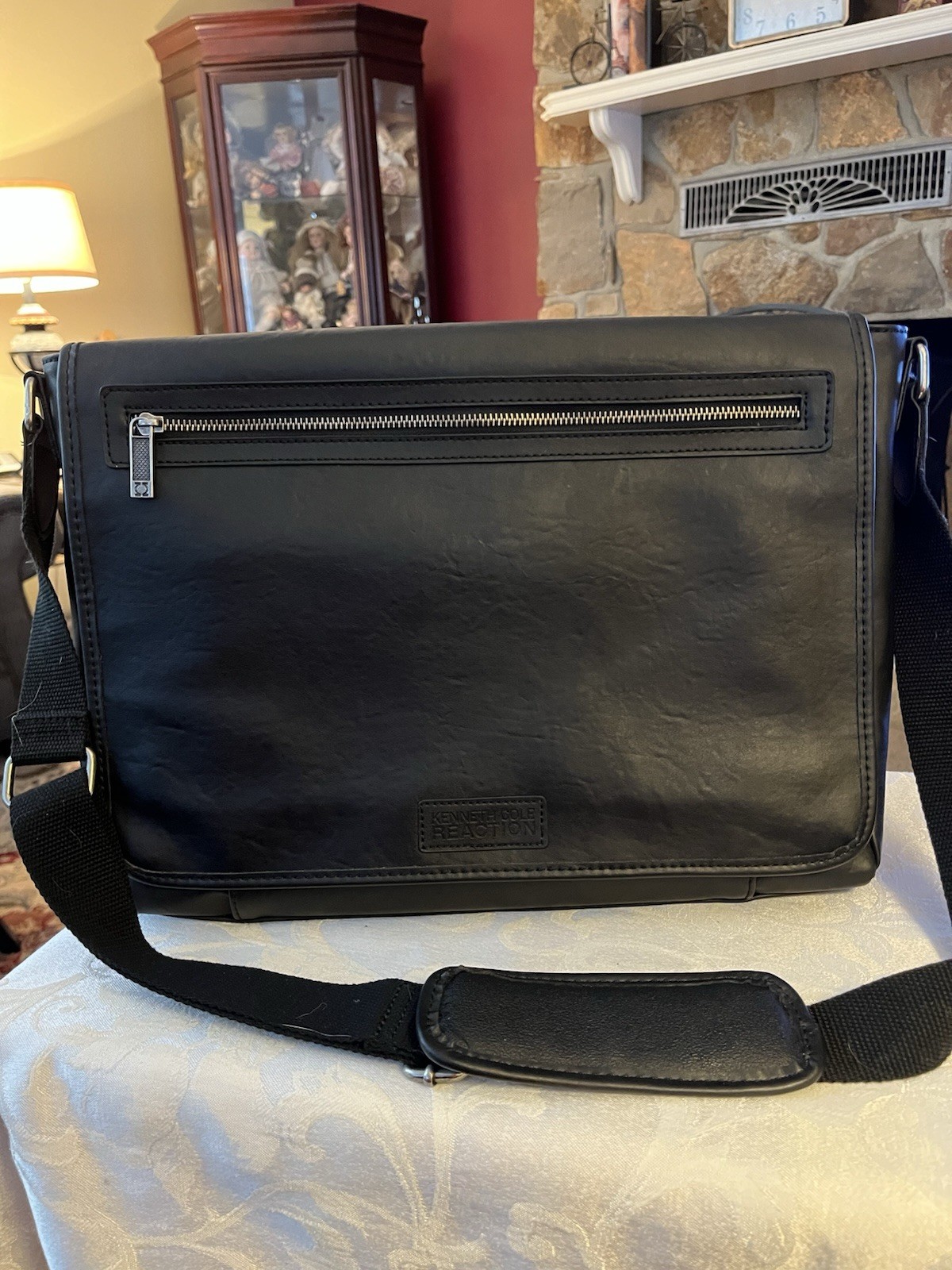 Kenneth Cole Reaction Black Genuine Leather Messenger Bag Approx 12×16
