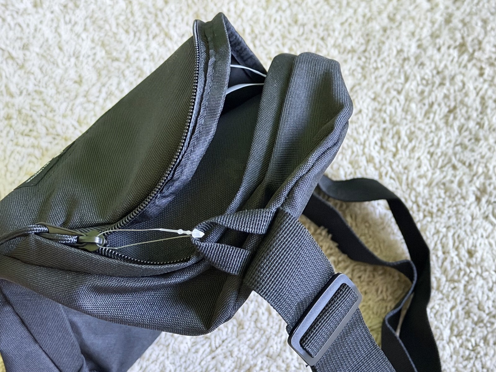 “New” Apple Single-Strap Sling Backpack Black / Crossbody Sling Bag
