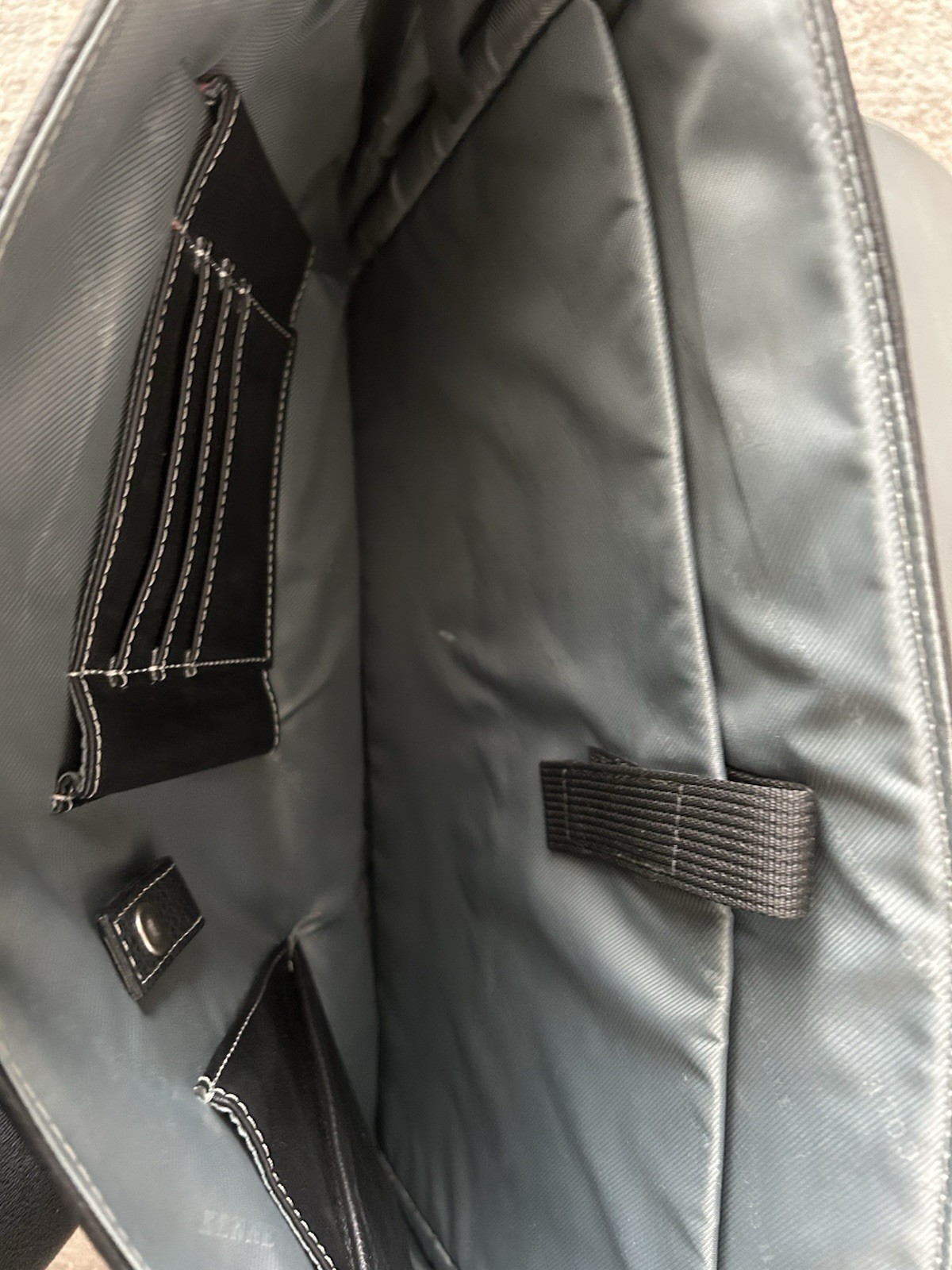 Kenneth Cole Reaction Black Leather Crossbody Laptop Messenger Bag Minimalist
