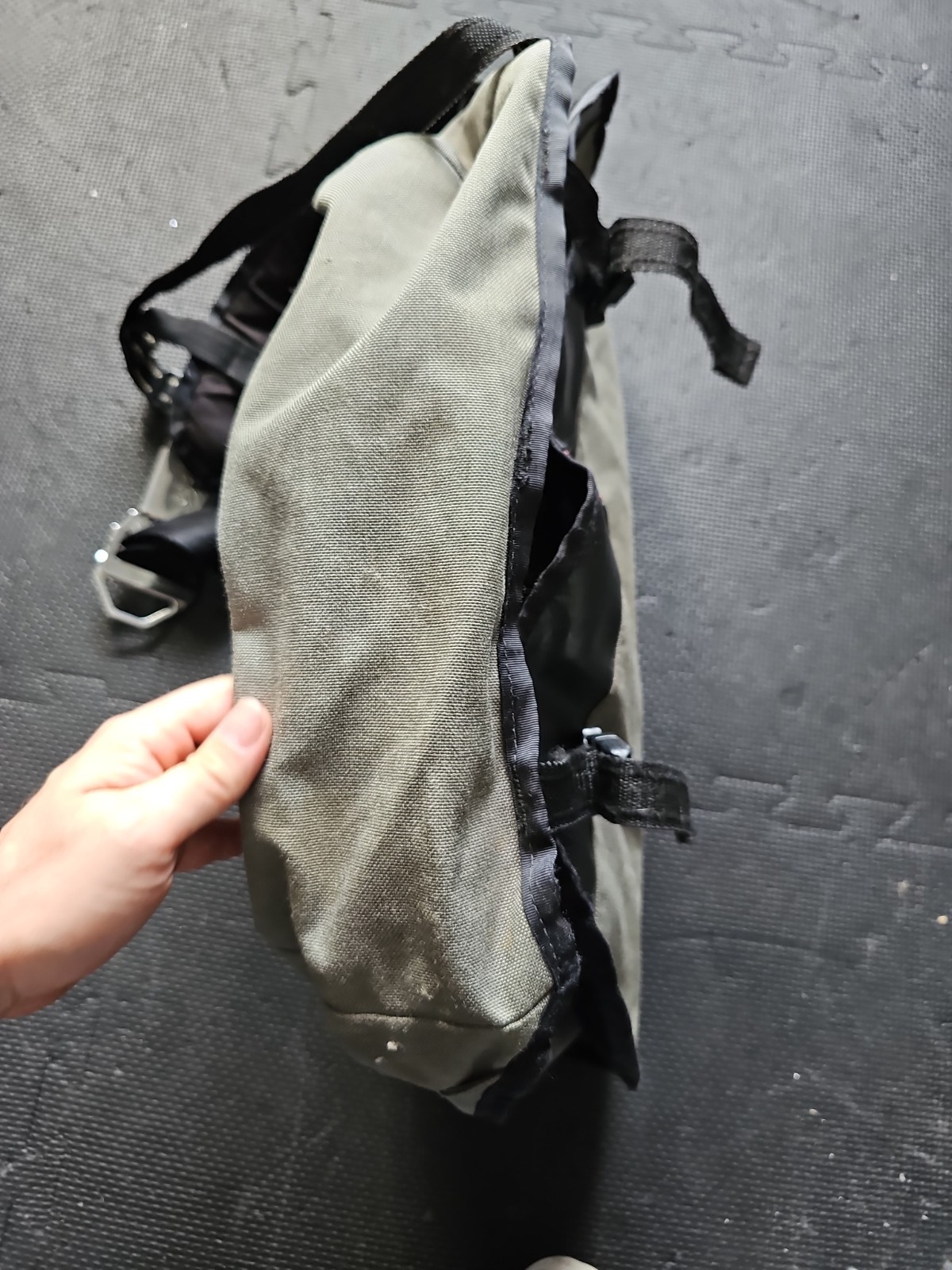 Chrome Industries Extra Large Messenger Bag 24″ Wide Gray/Black