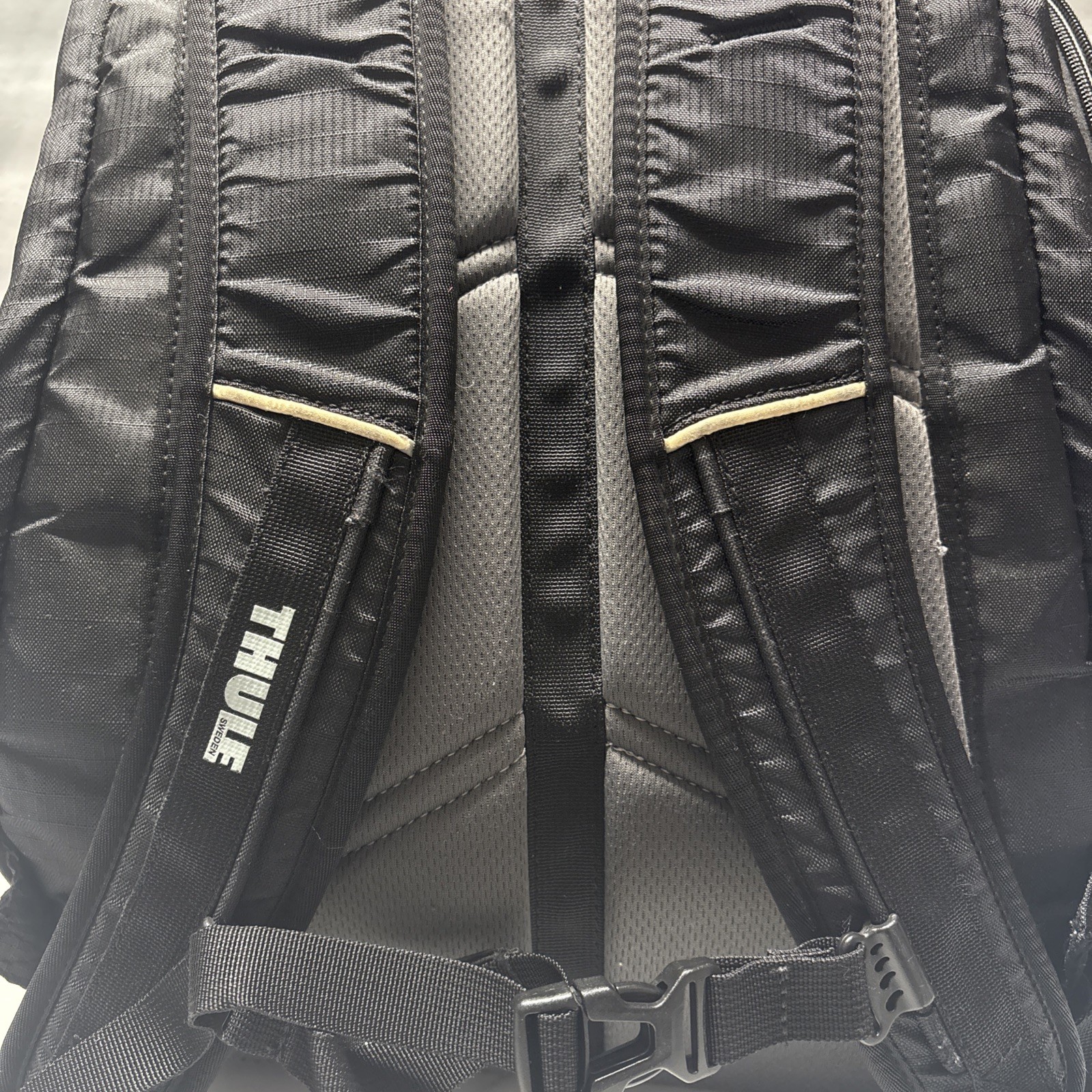 Thule Sweden Enroute Mosey Black Daypack Backpack Zippers Pockets Hiking Outdoor