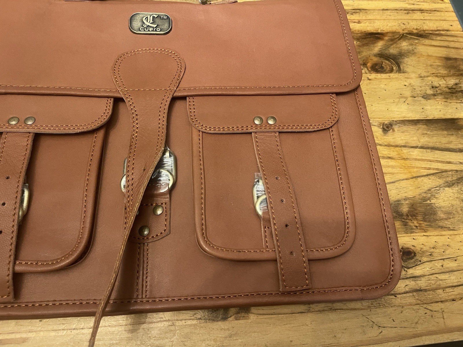 Cuero 18” Wide 12” Tall Chestnut Brown Leather Messenger Bag Brand New