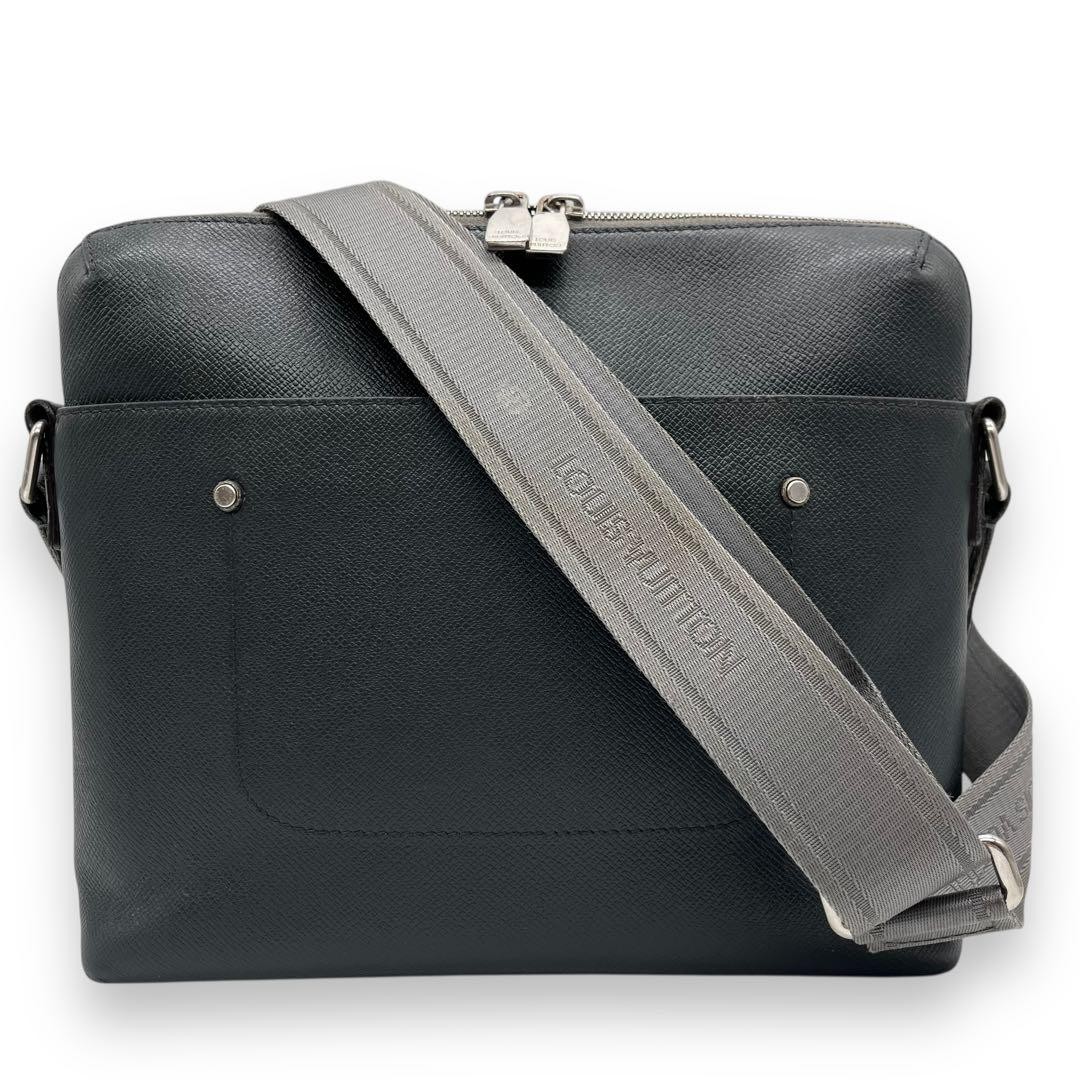 Louis Vuitton Gregori Messenger Bag Men Leather Black 24cm x 28cm x 6cm EX