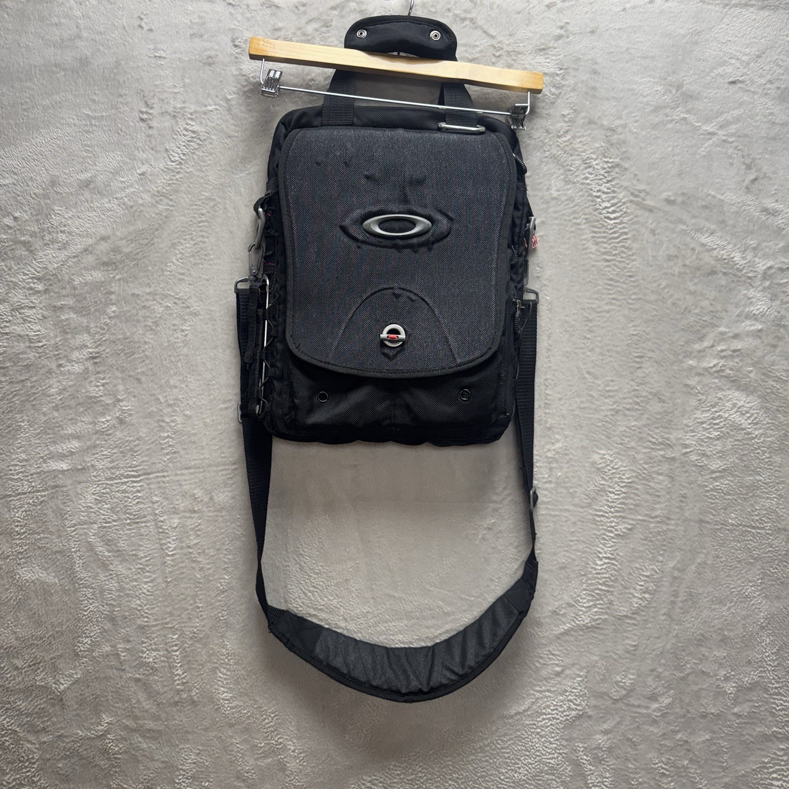 Oakley Tactical Field Gear Vertical Messenger Day Pack Laptop Bag Black 16×13