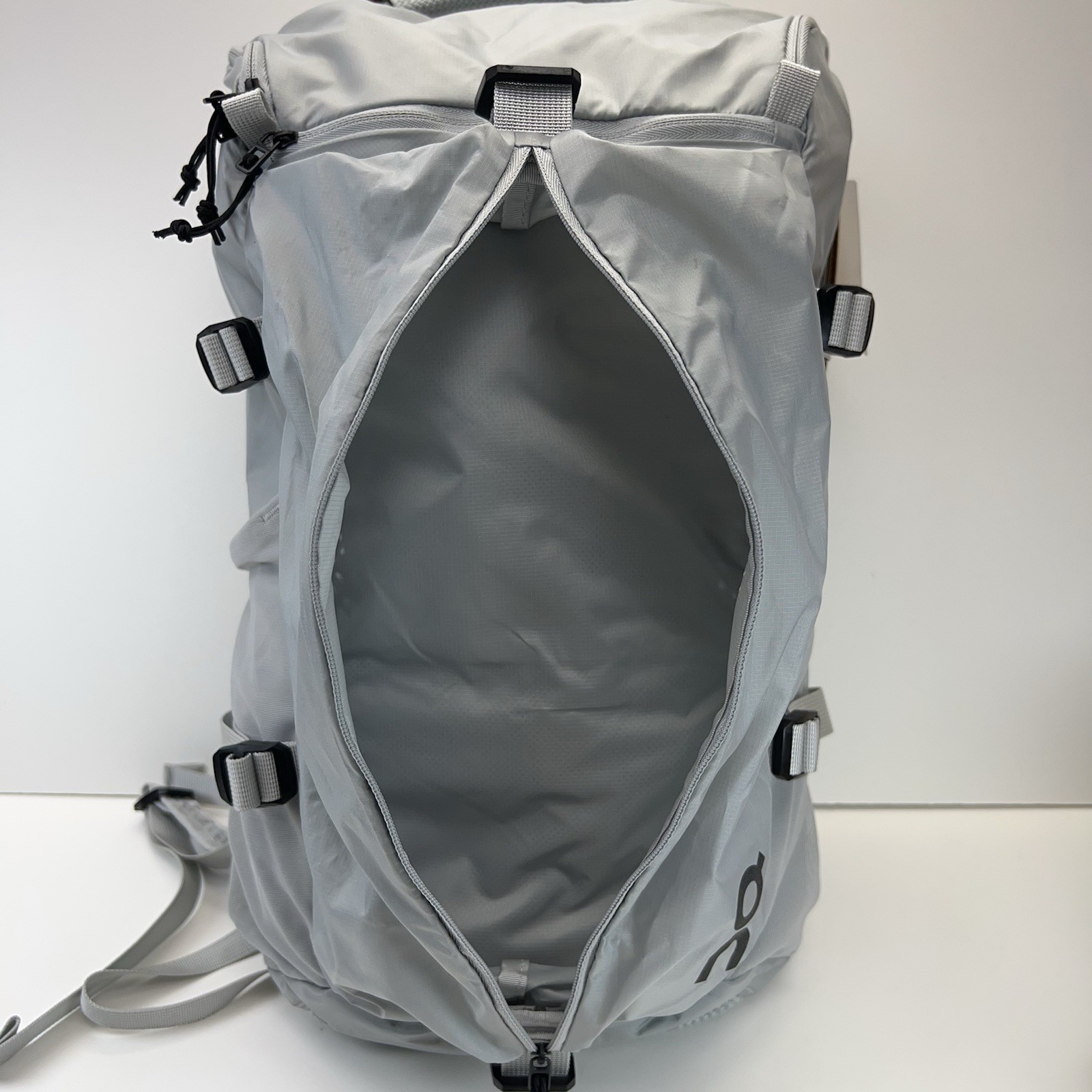ON Running Speed Pack 18L Lite Backpack Travel Gym Hiking Running Gray NWT