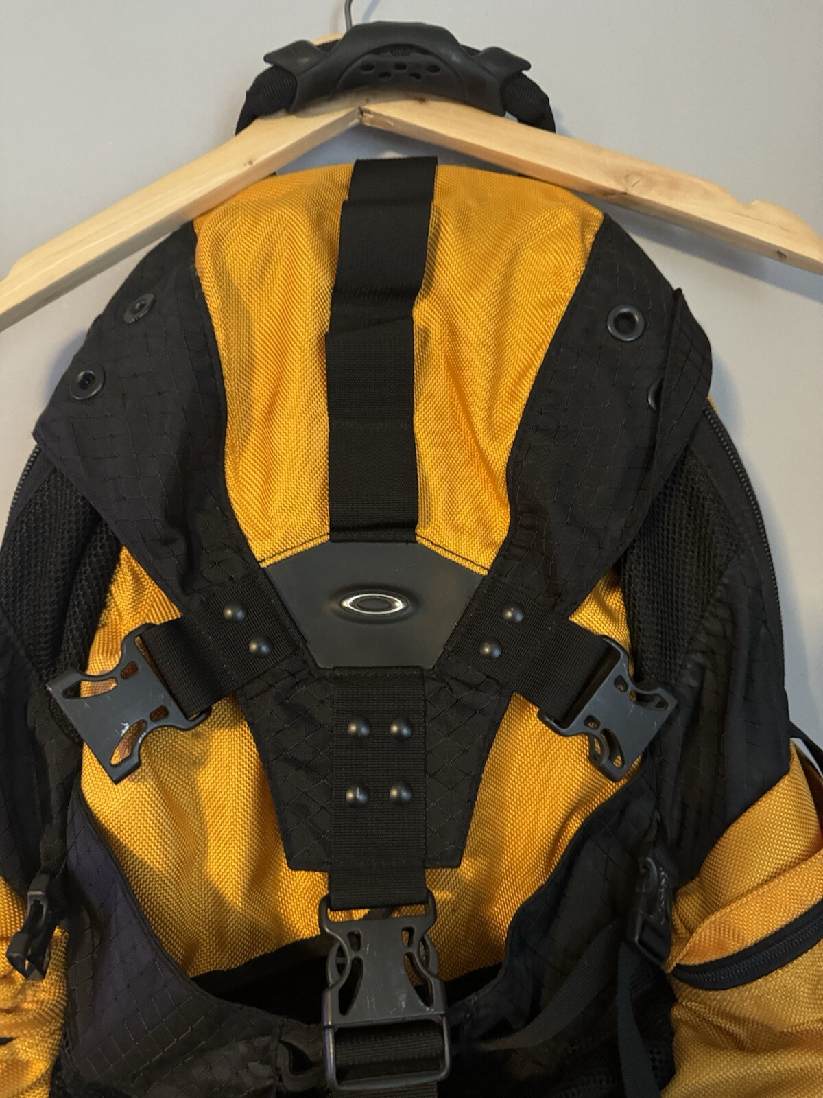 Oakley Icon 1.0 Backpack – Yellow/Black – Vintage – Genuine