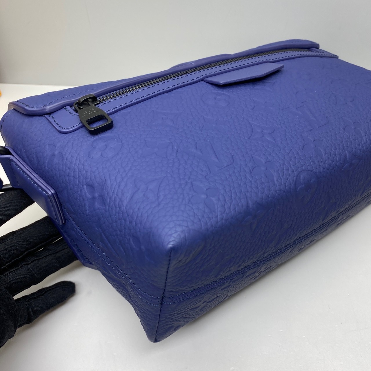 Louis Vuitton Pre-Owned Authentic S cape Crossbody Bag Blue Leather 28x16x10cm