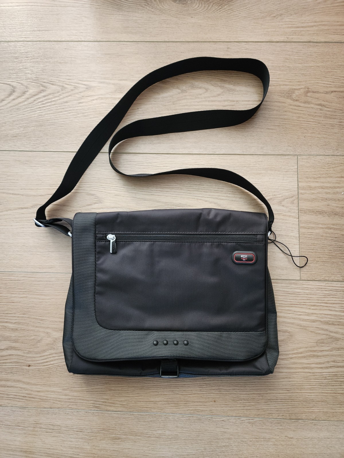 TUMI T-Tech Messenger Bag 5138D Black Nylon Laptop Crossbody Red Lining Men EUC