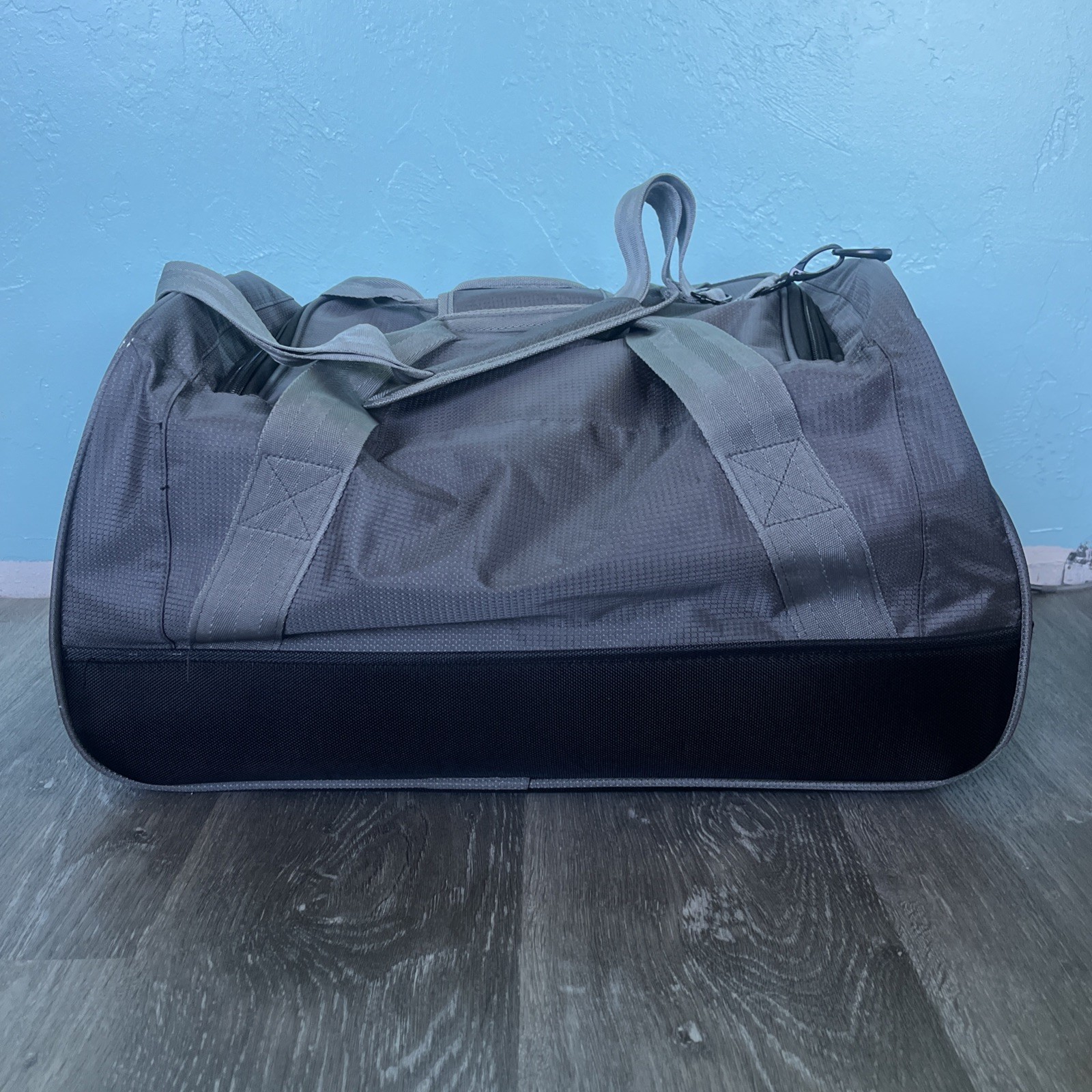 EUC Kenneth Cole Reaction Medium Rip-Stop Duffel Gym Bag GRAY + BLACK MSRP $110