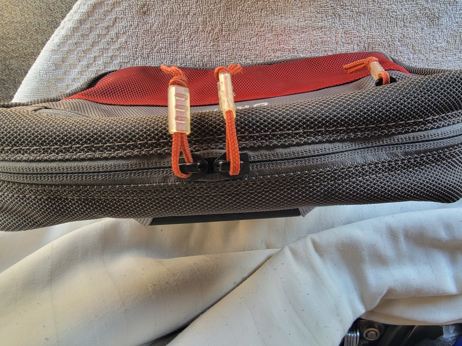 ORVIS Canvas Hanging Toiletry Accessory Travel Zipper Bag Pouch Burgundy/Grey
