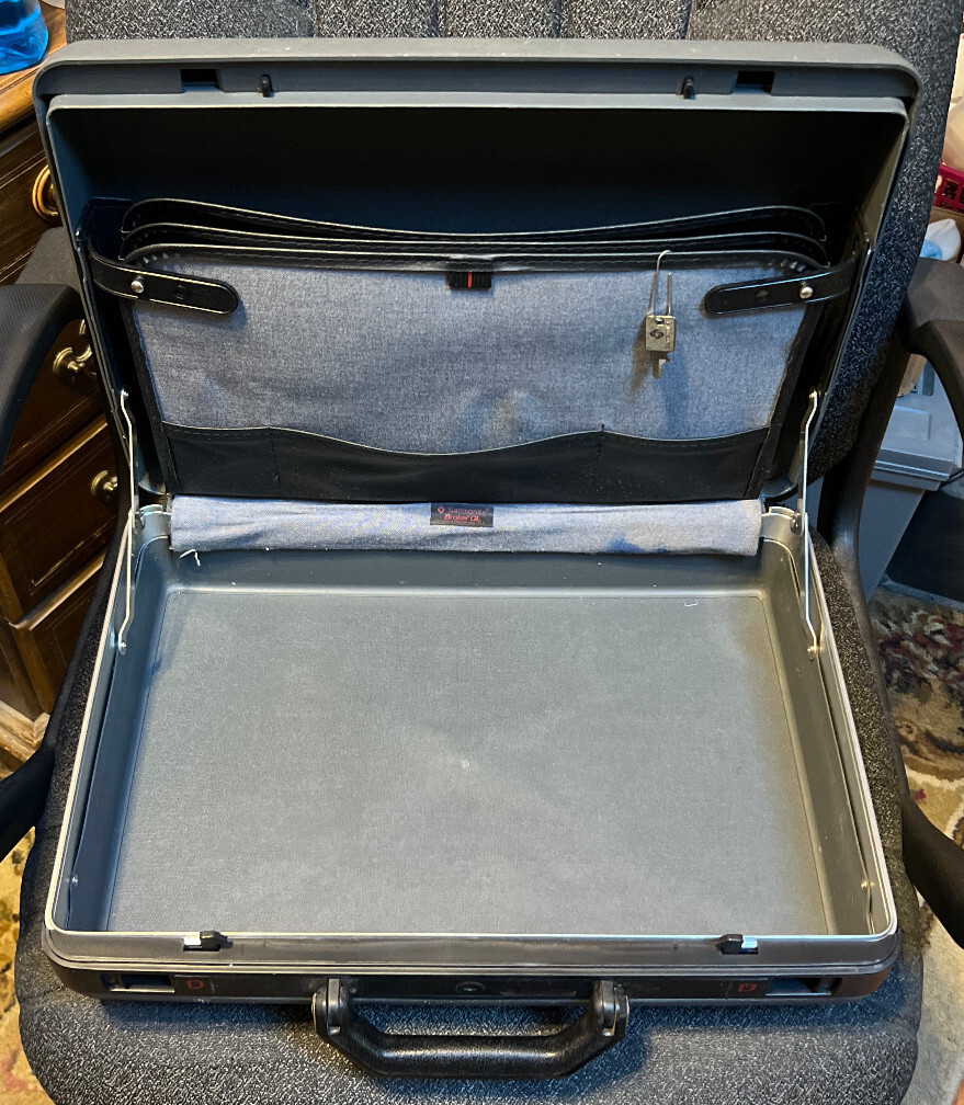 Vintage Samsonite™ ~ Broker GL Briefcase ~ Light Gray & Black ~ WITH KEY