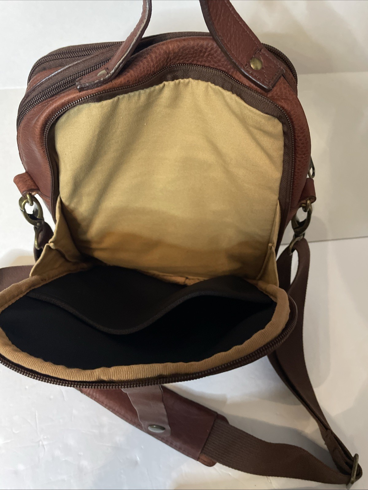 Duluth Trading Co Lifetime Leather Travel Bag Multi Zip Pocket Crossbody Brown