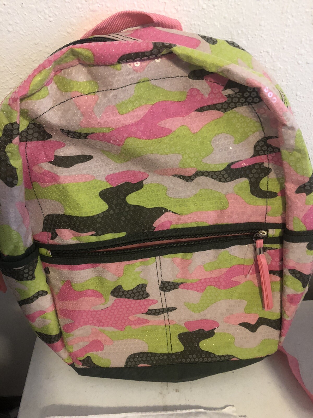 Back Pack Very Clean, Zippers All Work. Two Side Pockets.