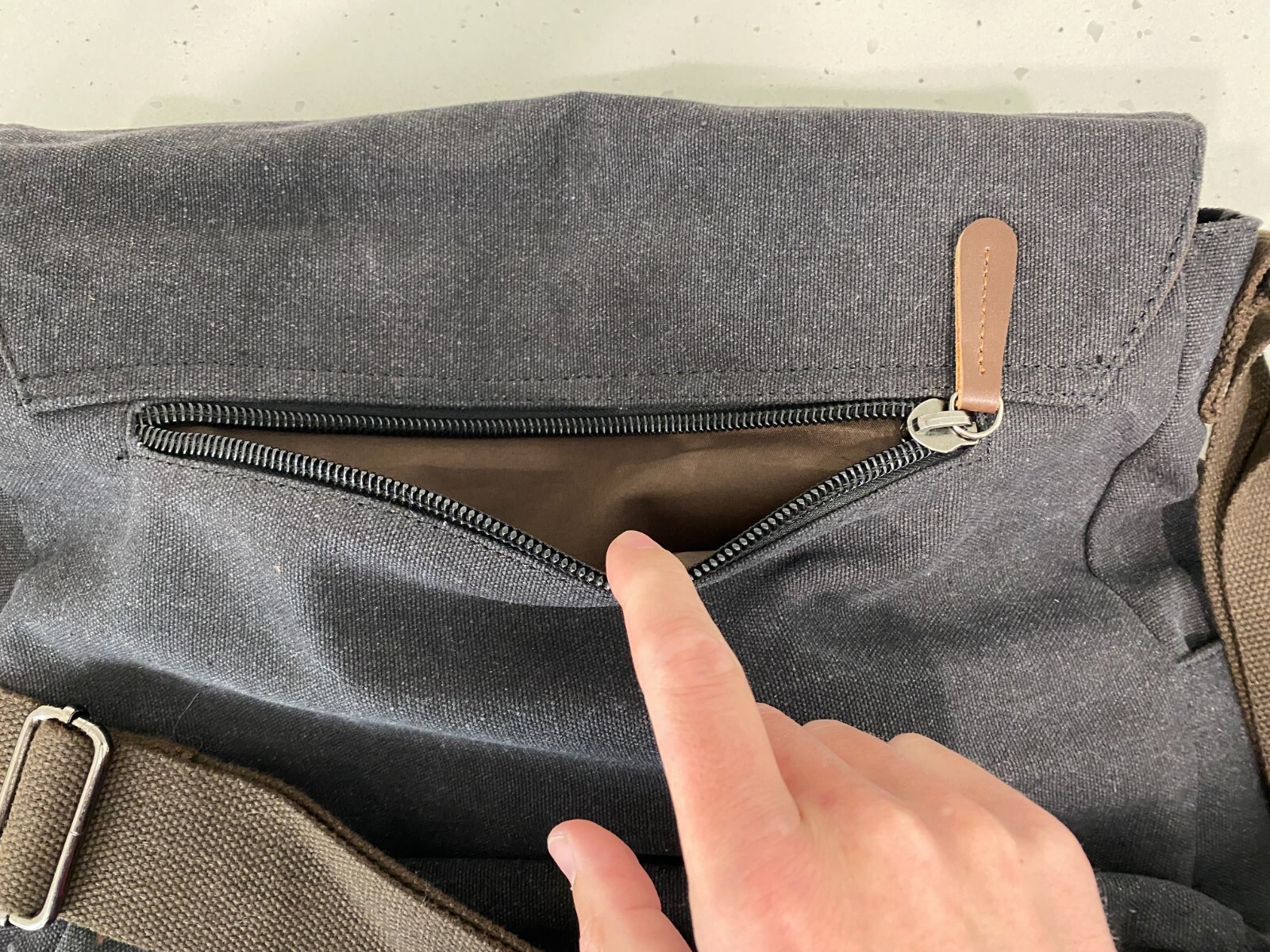 Charcoal Canvas Laptop Satchel / Messenger Bag, 35 x 12 x 30cm, Brand New