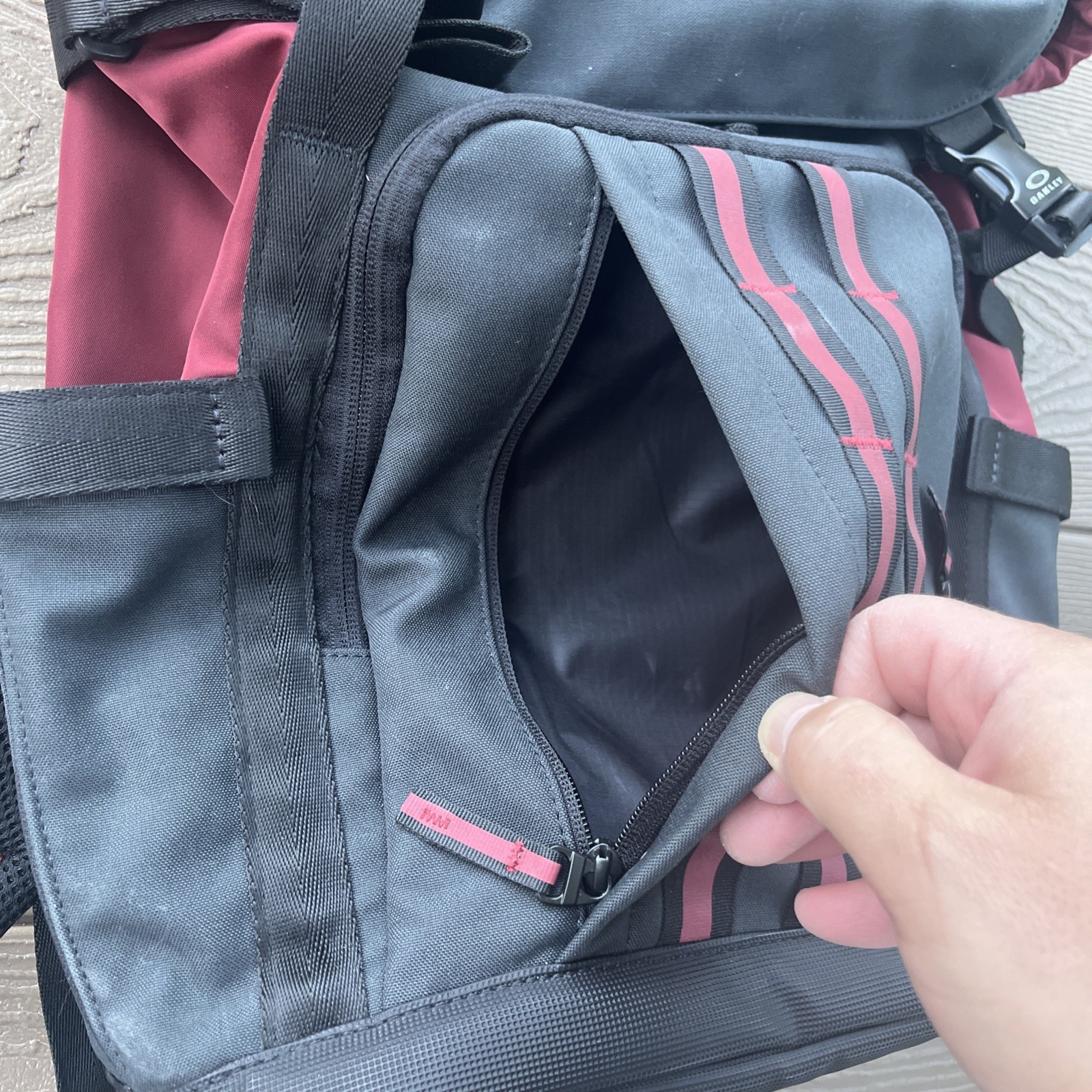 OAKLEY Utility Organizing Backpack Rucksack Large Black Maroon Bag