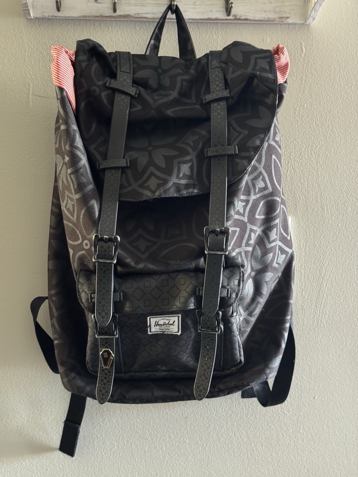 Herschel Little America Laptop Backpack – Mid-volume 17.0L, Black/Tan