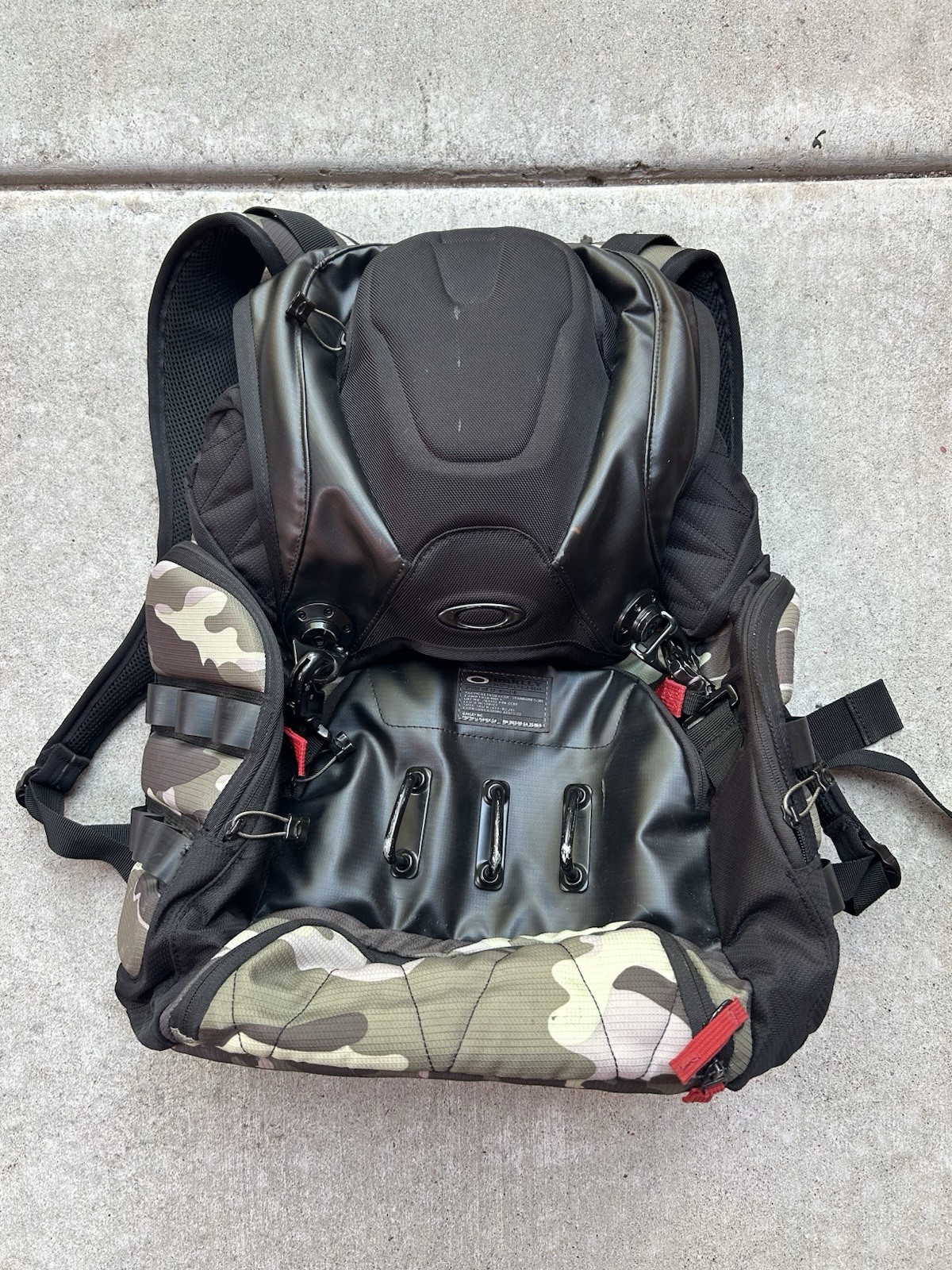 MENS OAKLEY KITCHEN SINK GREEN TIGER CAMO BACKPACK, USED!
