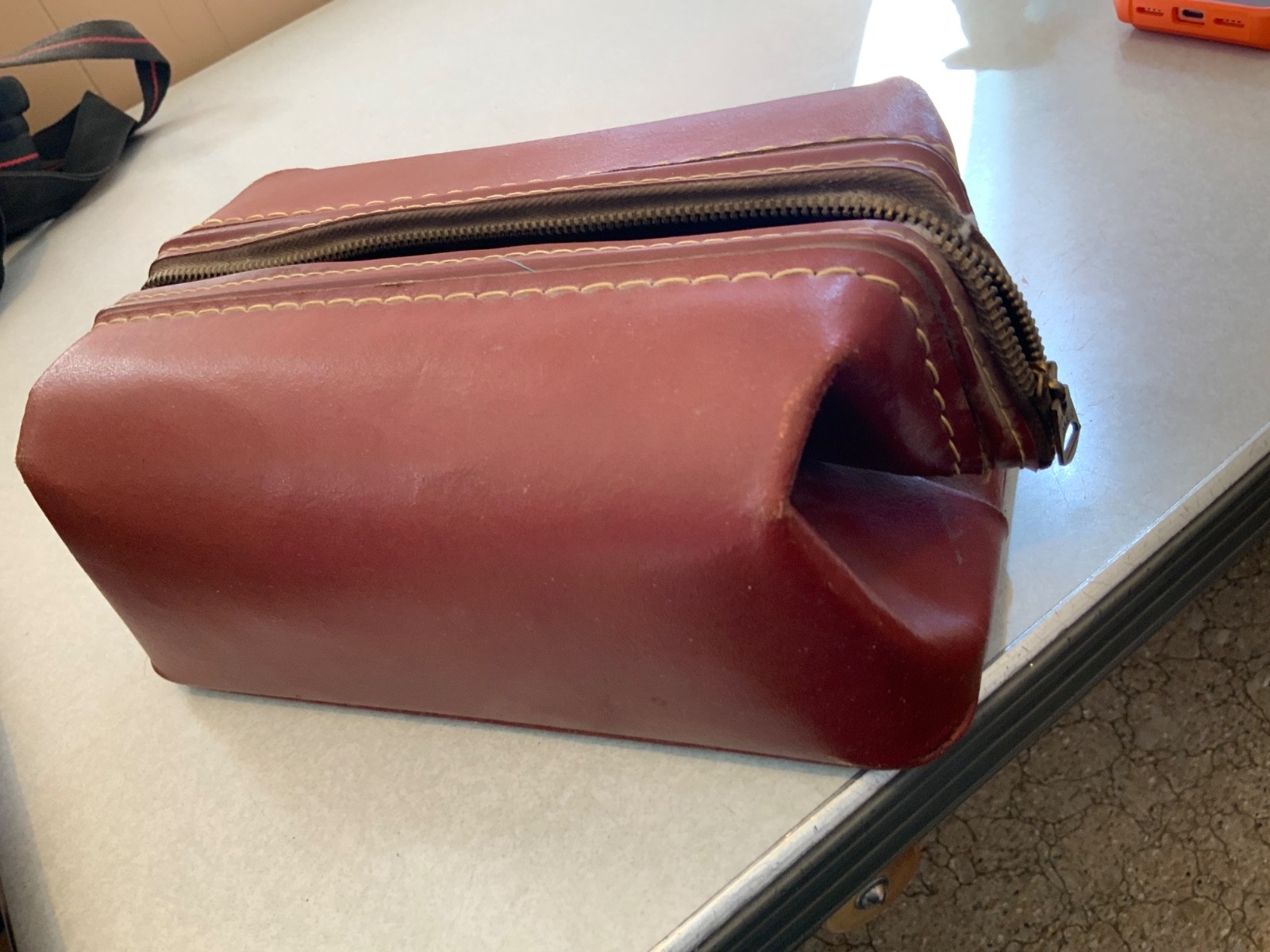 VINTAGE LEATHER DOPP KIT WITH GENUINE SPLIT COWHIDE