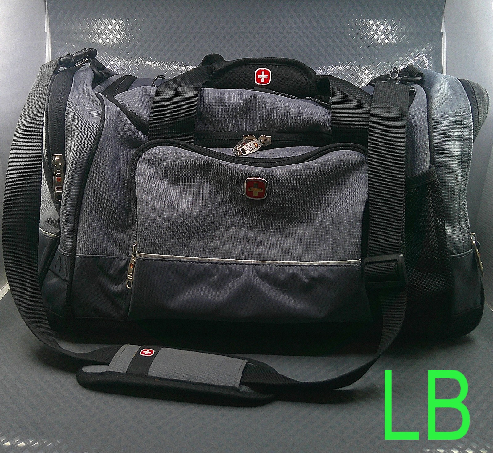 Wenger Swissgear APEX Duffle Gym Travel Bag Charcoal Black Gray Bungee Cord Top