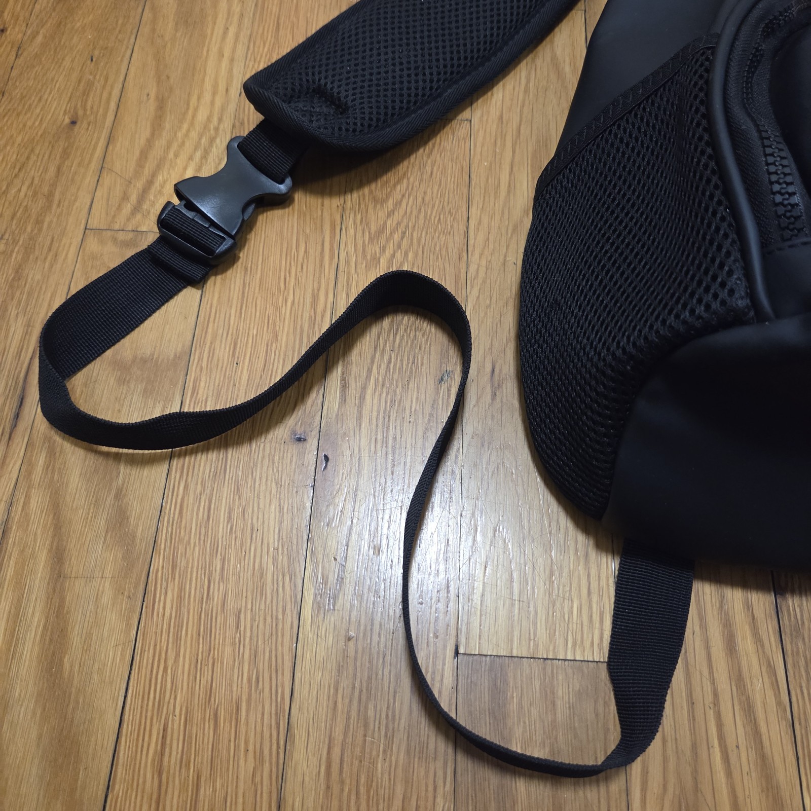 Duchamp Mens Crossbody Sling Rubberized Casual Lightweight Travel Bag Black S