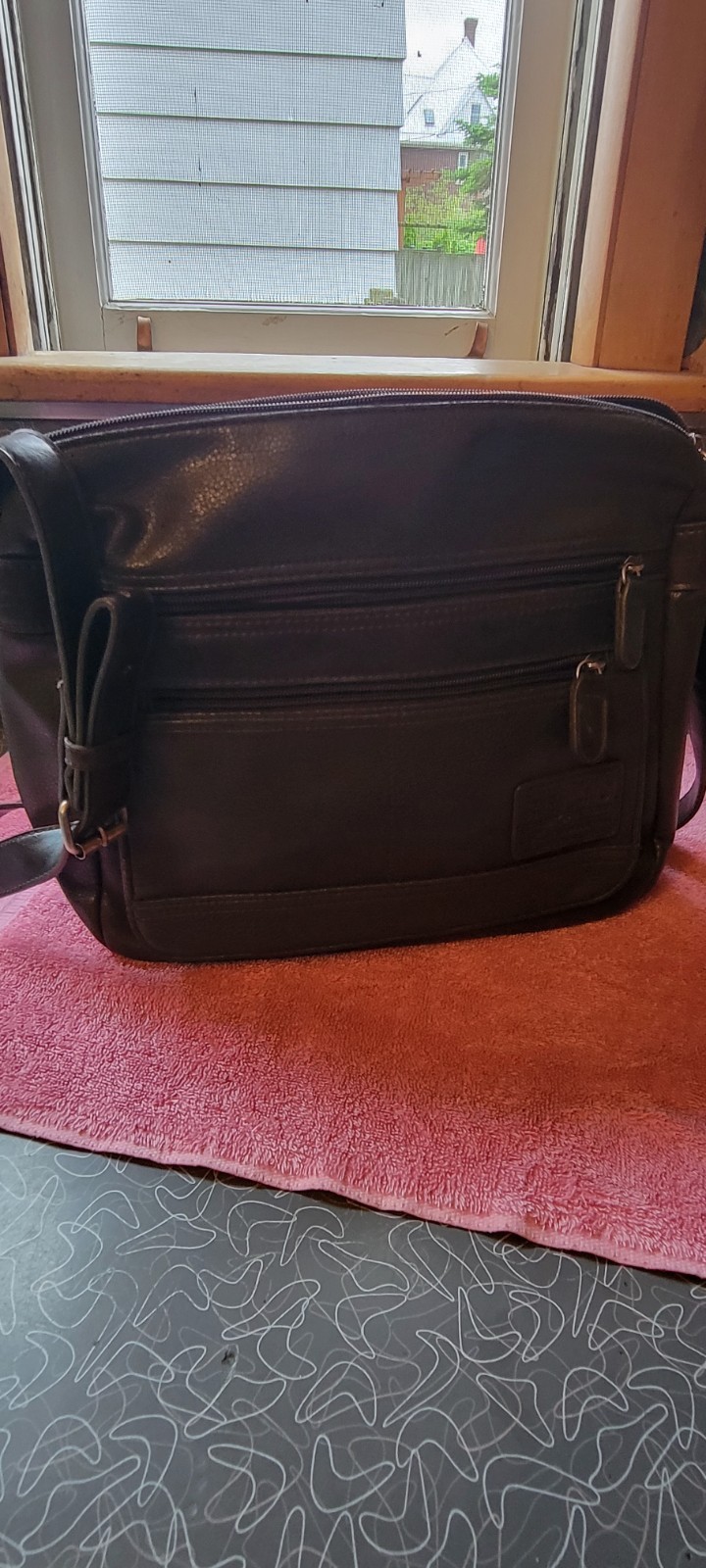 womens crossover Bag Medium Zip Closure Adjustable Crossbody Strap Pockets