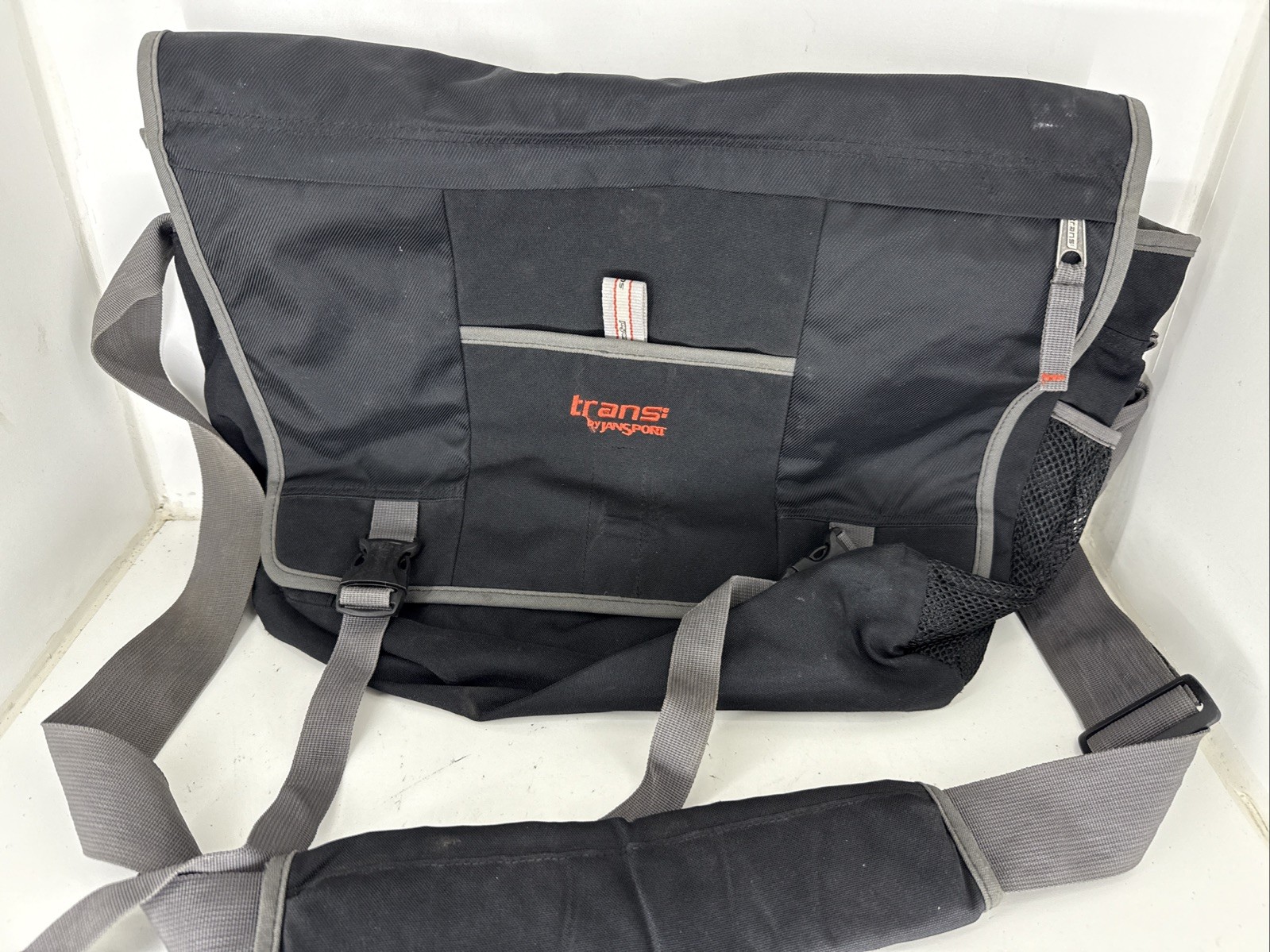 Trans By Jansport Black Messenger Bag, Computer Bag, Shoulder Bag 17″