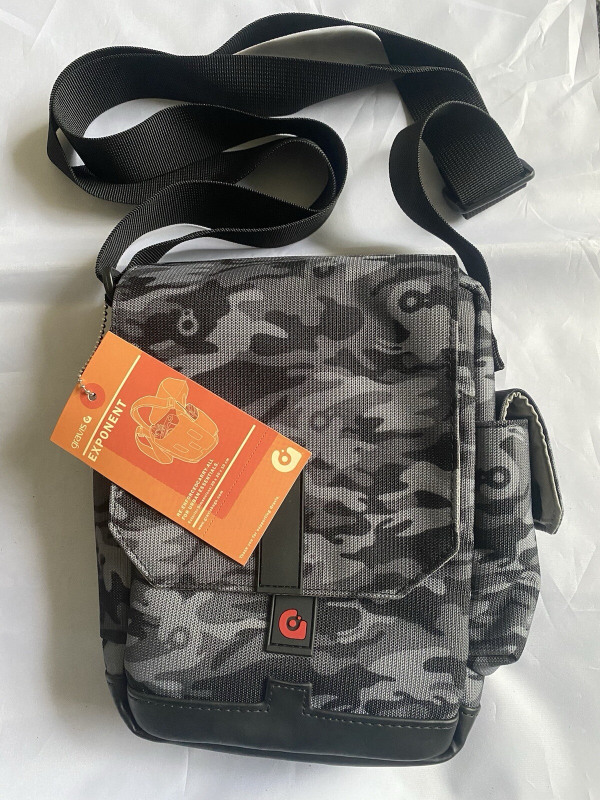 GRAVIS EXPONENT SHOULDER BAG exterior dimensions 20x20x10cm