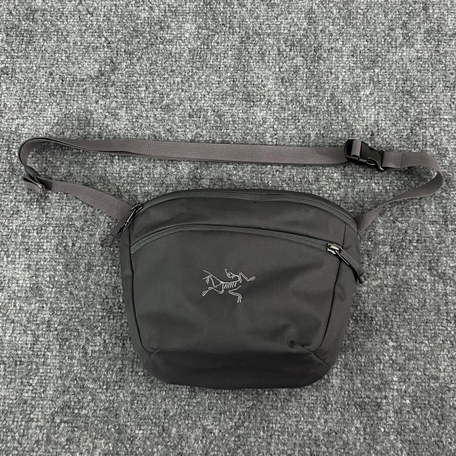 Arc’teryx Mantis 2 Waist Pack Graphite Grey Crossbody Bag