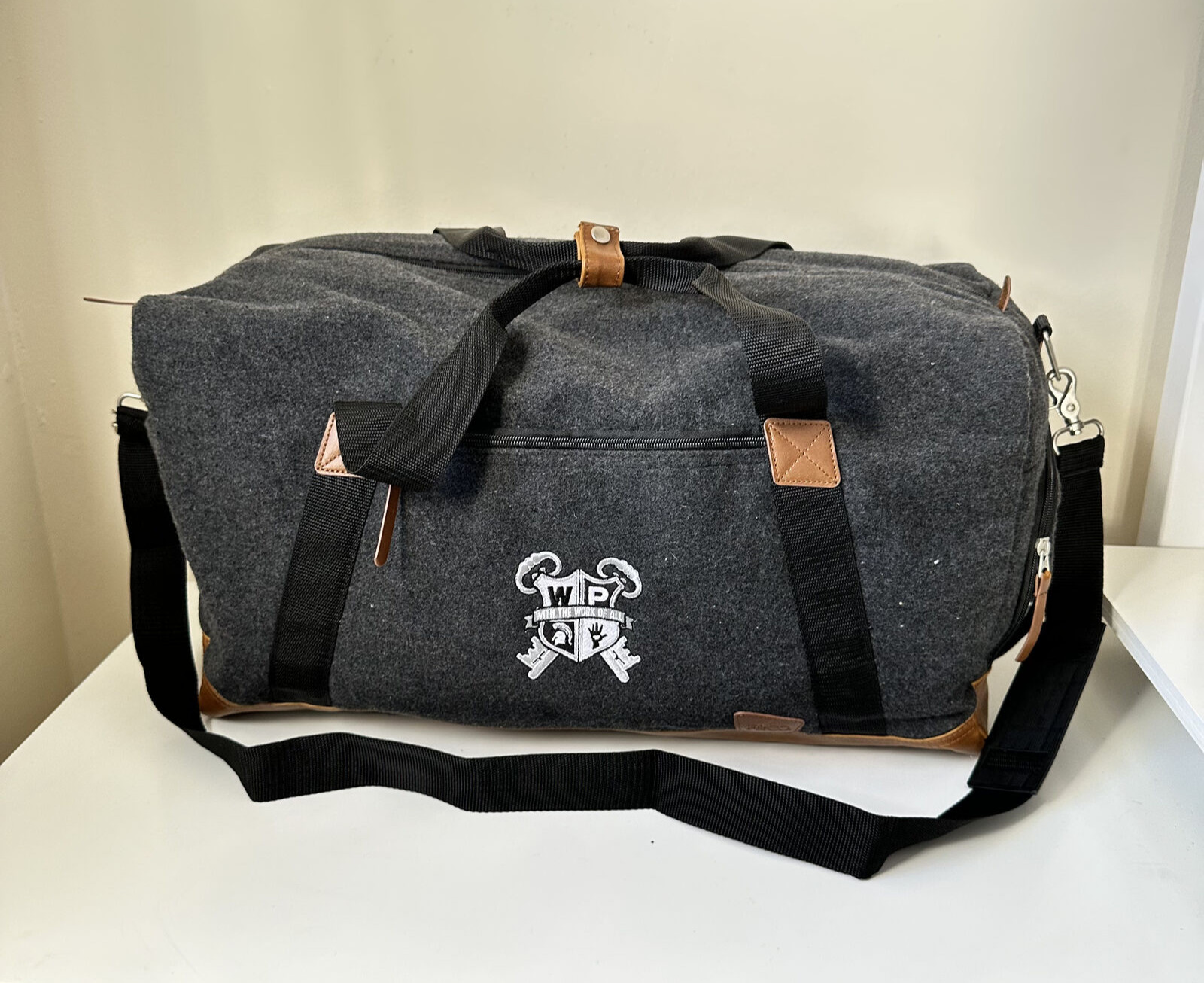 Field & Co. Fleece Large Duffel Bag Gym Bag Gray Brown Zip Top Adjustable Straps