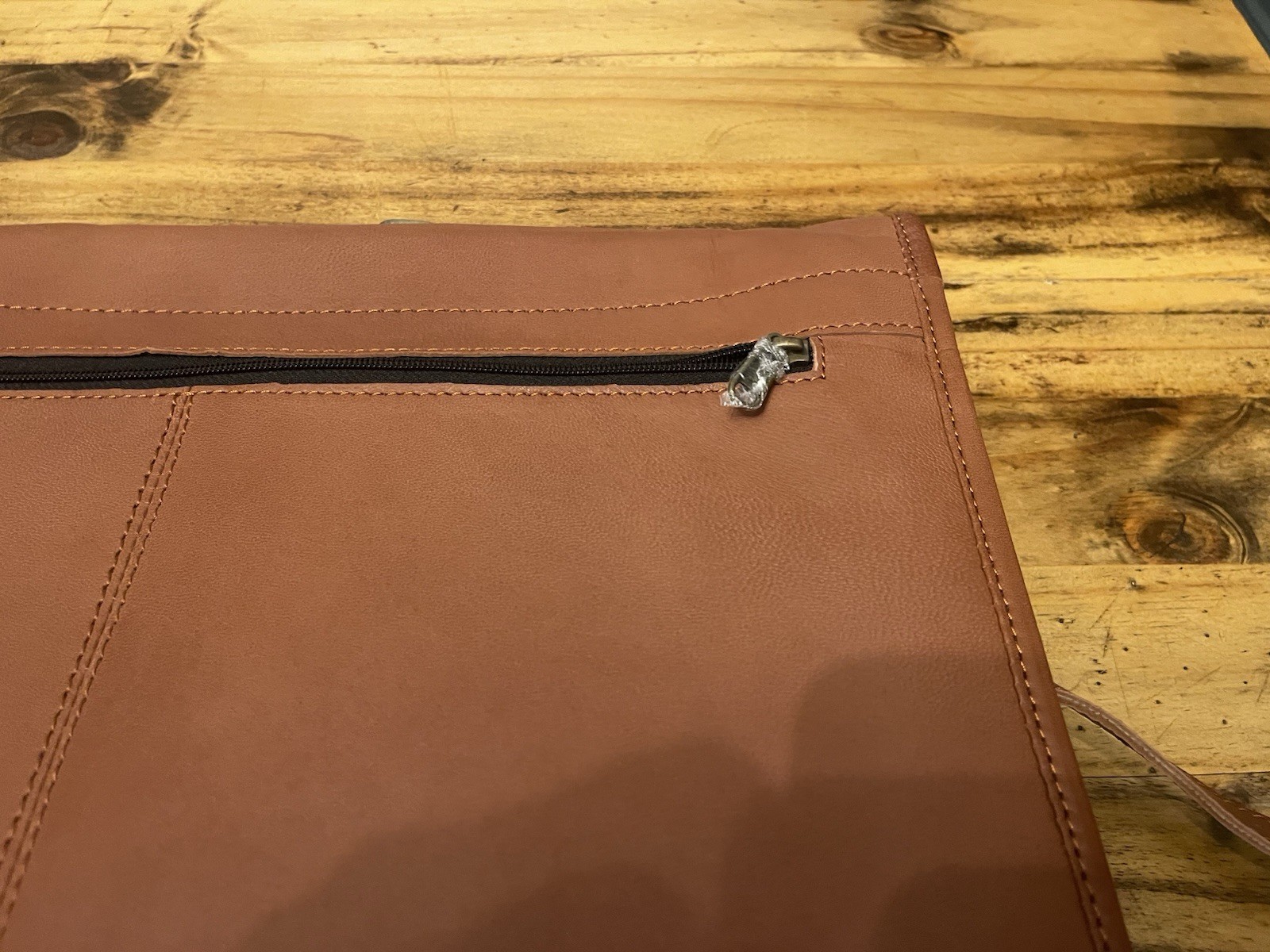 Cuero 18” Wide 12” Tall Chestnut Brown Leather Messenger Bag Brand New