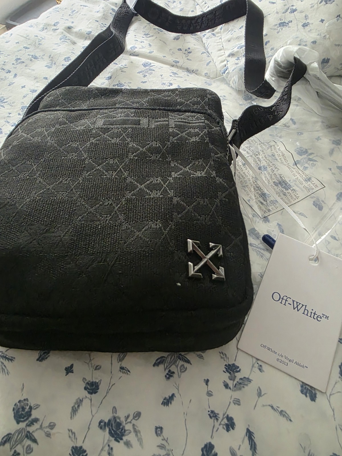 Off-White Men’s North/South Flight Multi Pocket Crossbody Black Steel Motif Bnwt