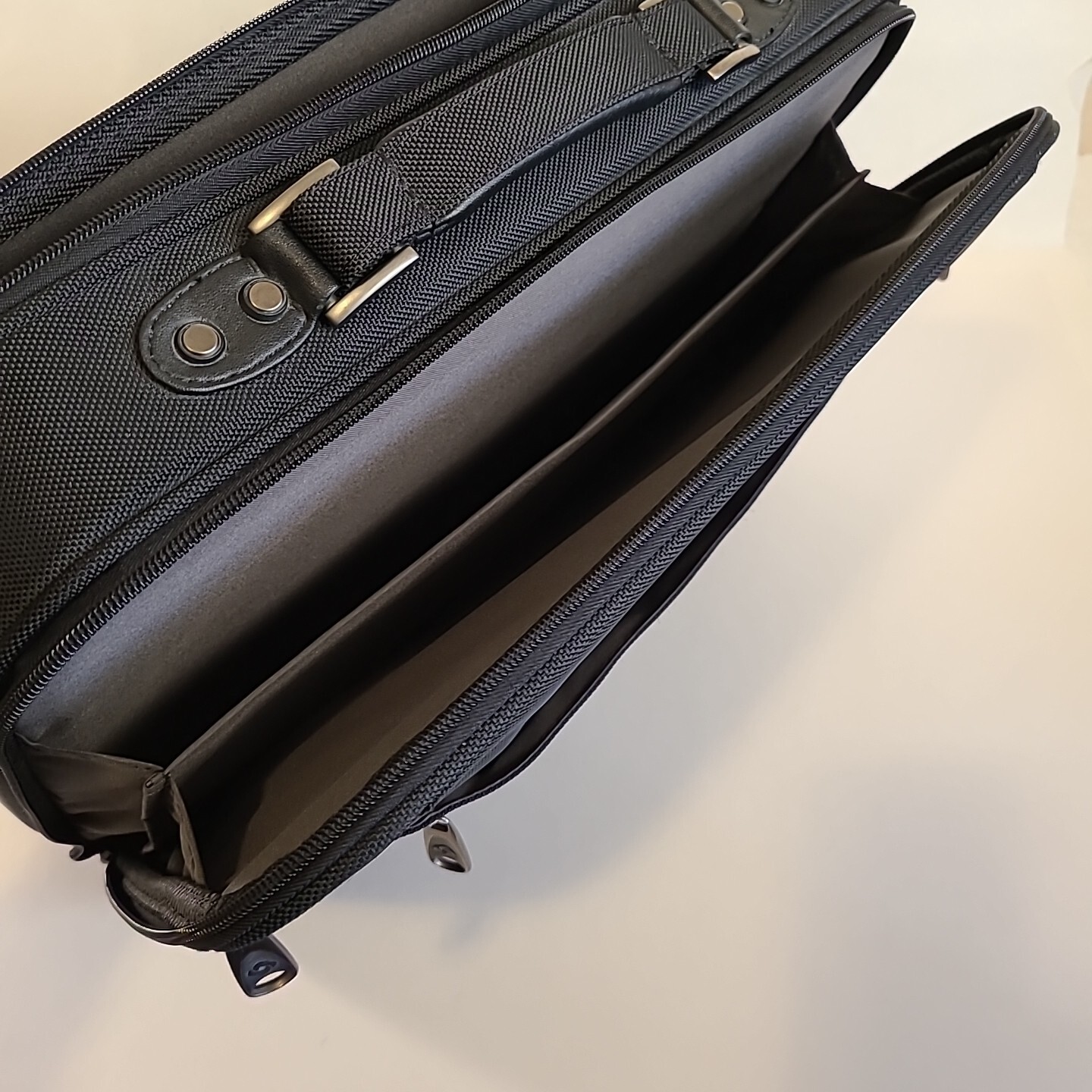 Samsonite Classic Laptop Brief Bag Carrying Case for 17″ Lap Top OBO
