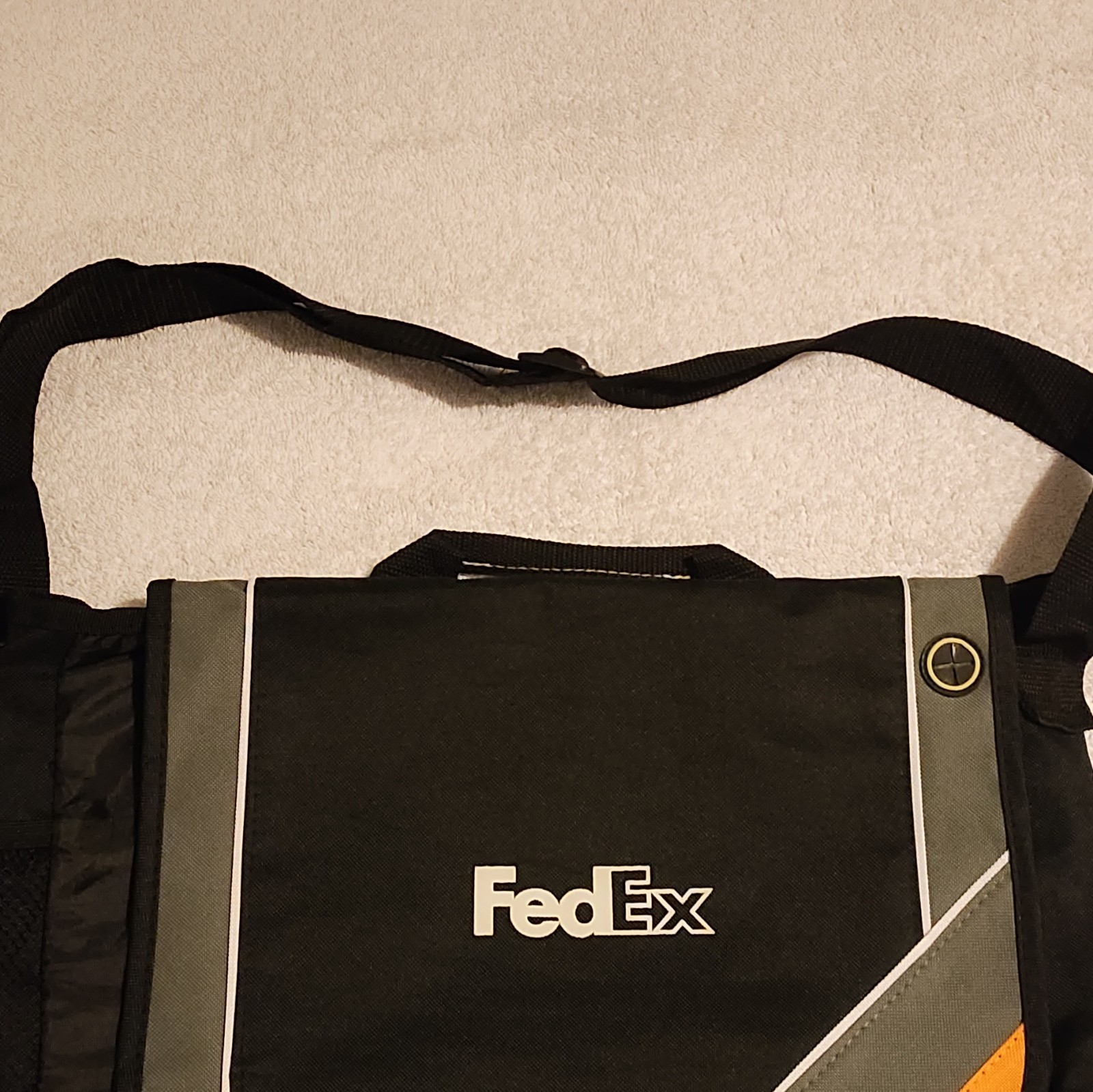 Leed’s FedEx Messenger lab top bag