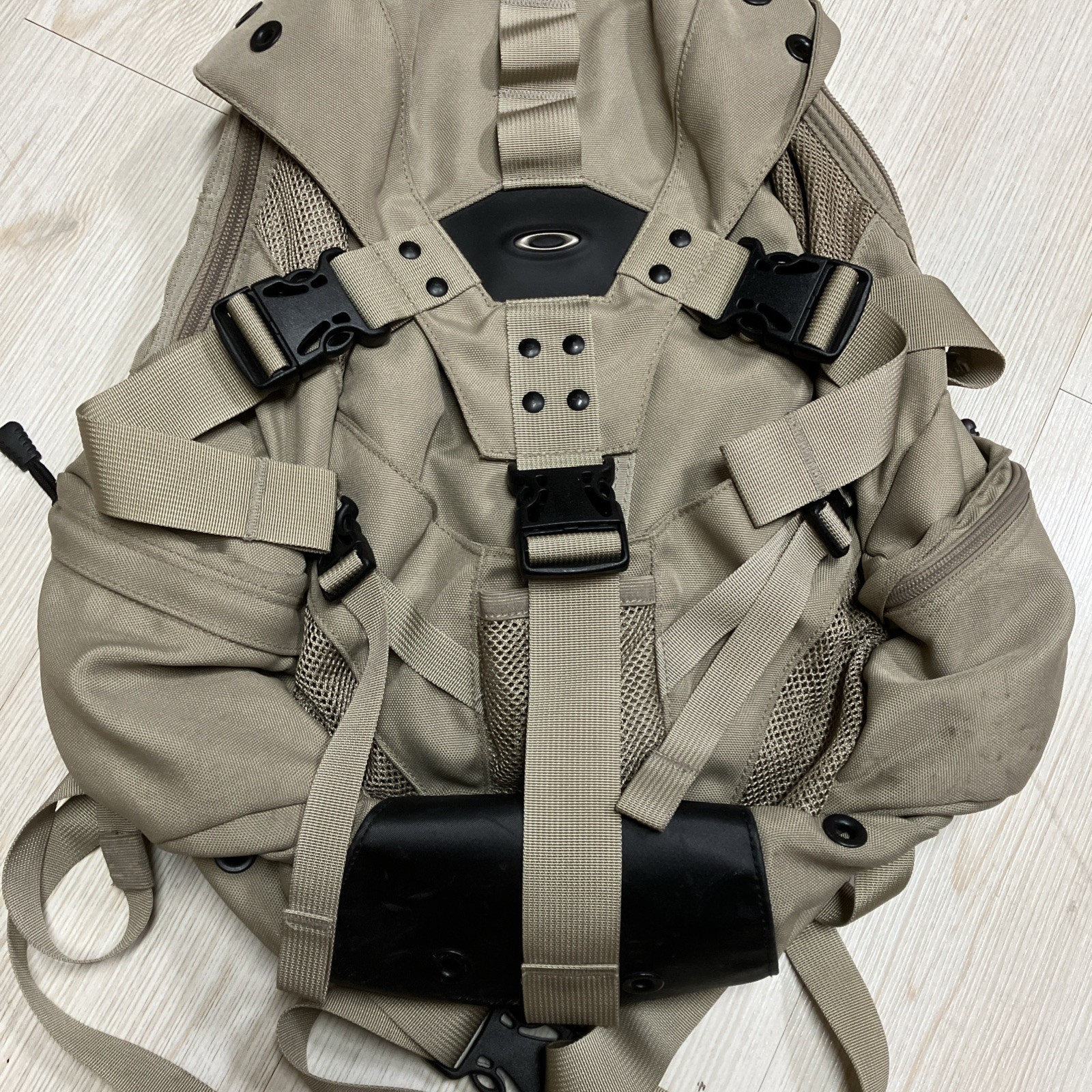 VINTAGE Oakley Icon Backpack – RARE Skull Edition – Tan Sand Gorpcore Techwear