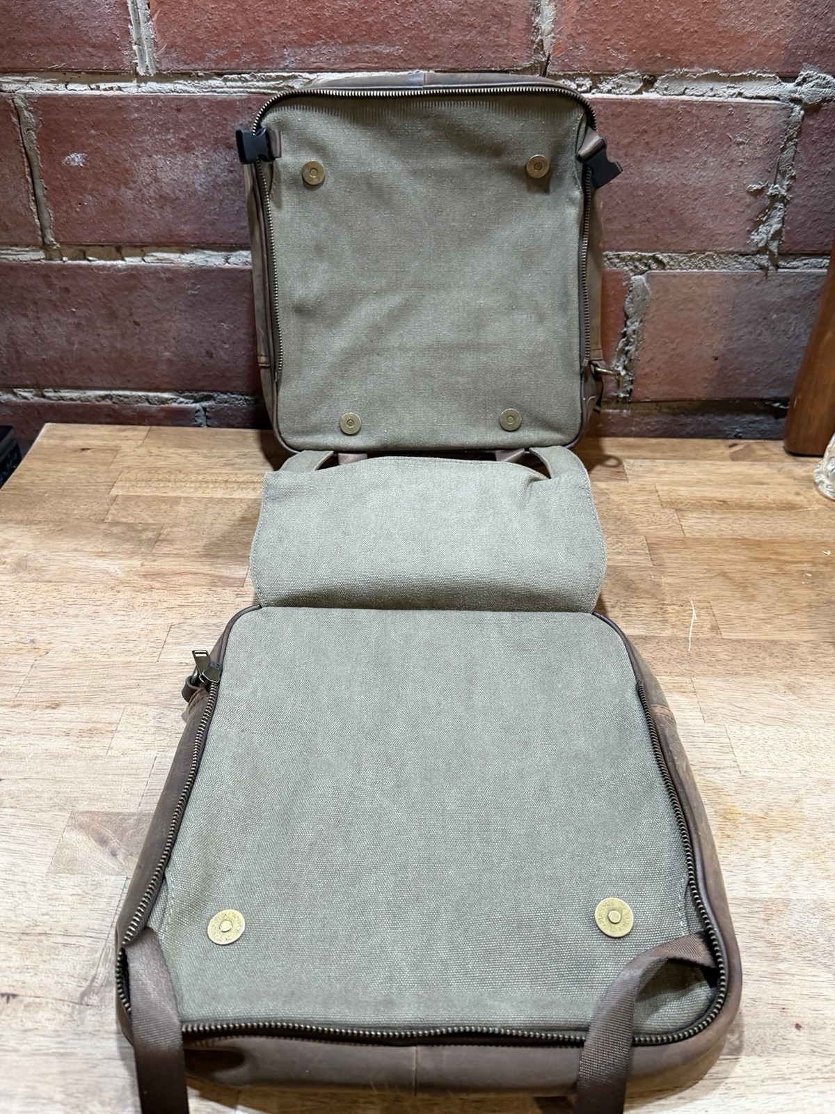 Brookstone Messenger Bag Chocolate Leather Multi Pocket Detachable Distressed