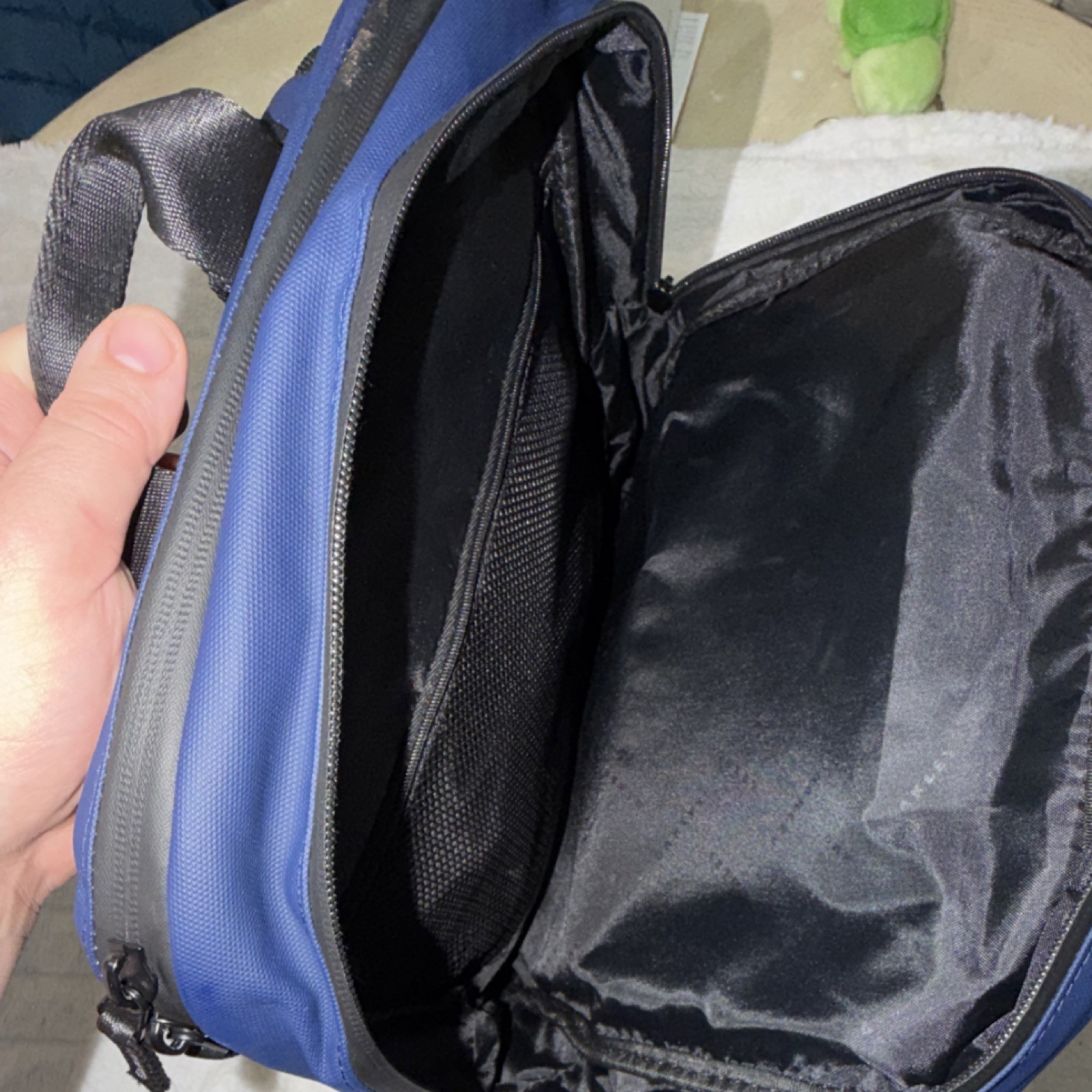Oakley Men’s Navy Black Sports Backpack Padded Inner Dividers Zip Solid