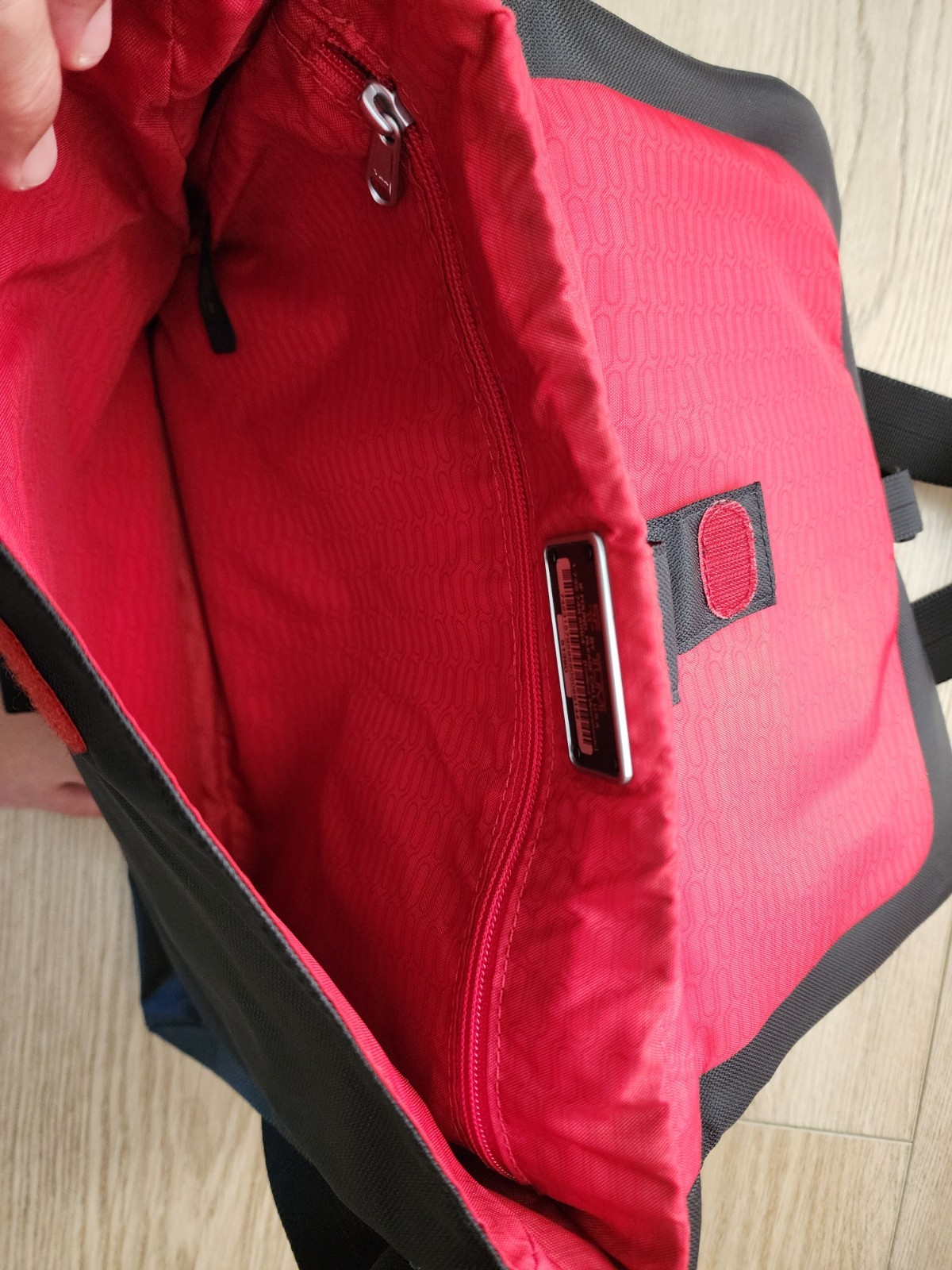 TUMI T-Tech Messenger Bag 5138D Black Nylon Laptop Crossbody Red Lining Men EUC