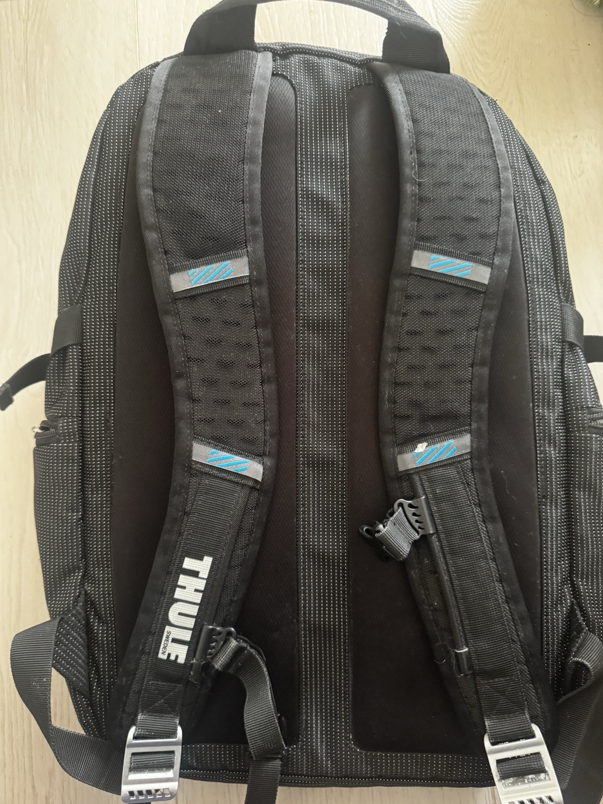 Thule Sweeden Crossover Backpack 17″ Laptop Sunglasses Pocket Travel Hiking