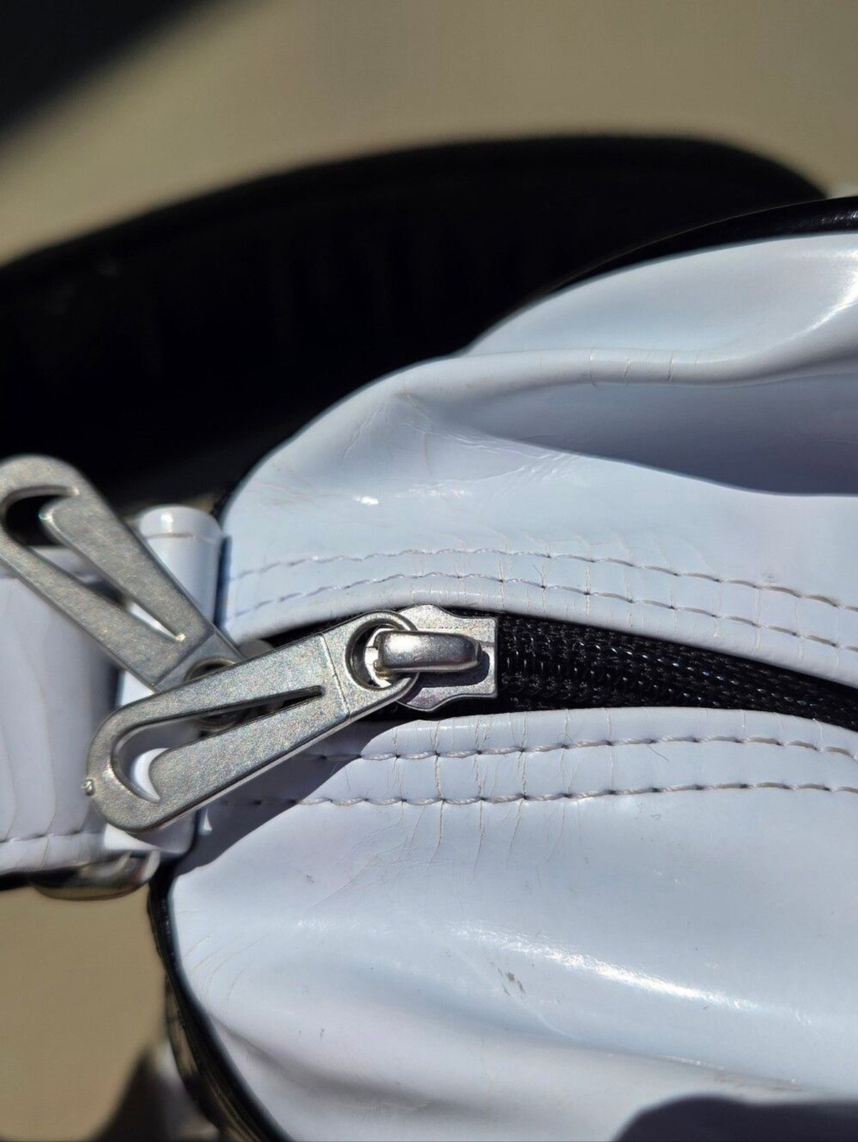 VINTAGE Y2K NIKE HERITAGE TRACK BAG – Glossy White/Black 🏁