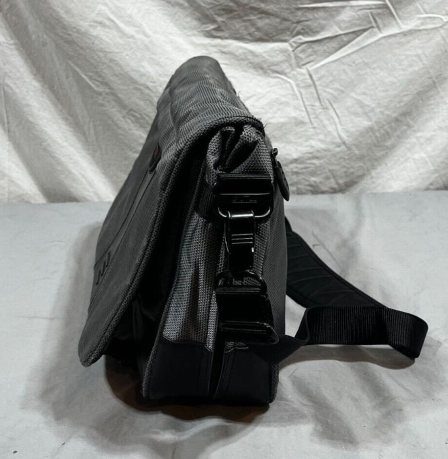 TUMI T2 Tech Heavy Duty Gray Expandable Messenger Bag Satisfaction Guaranteed