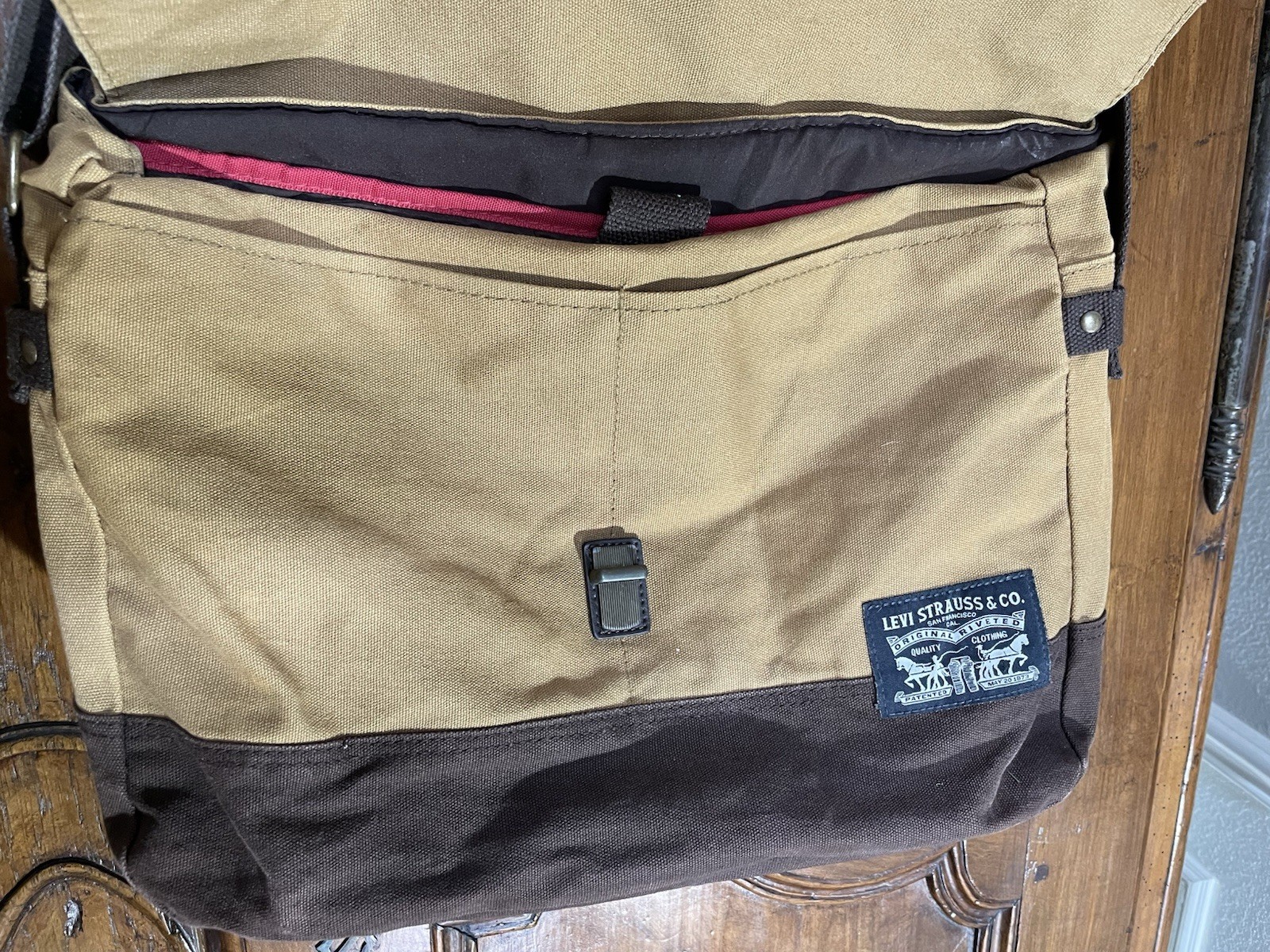 Levi’s Canvas Messenger Laptop Bag Tan Brown Crossbody 16×12 Repaired Clasp