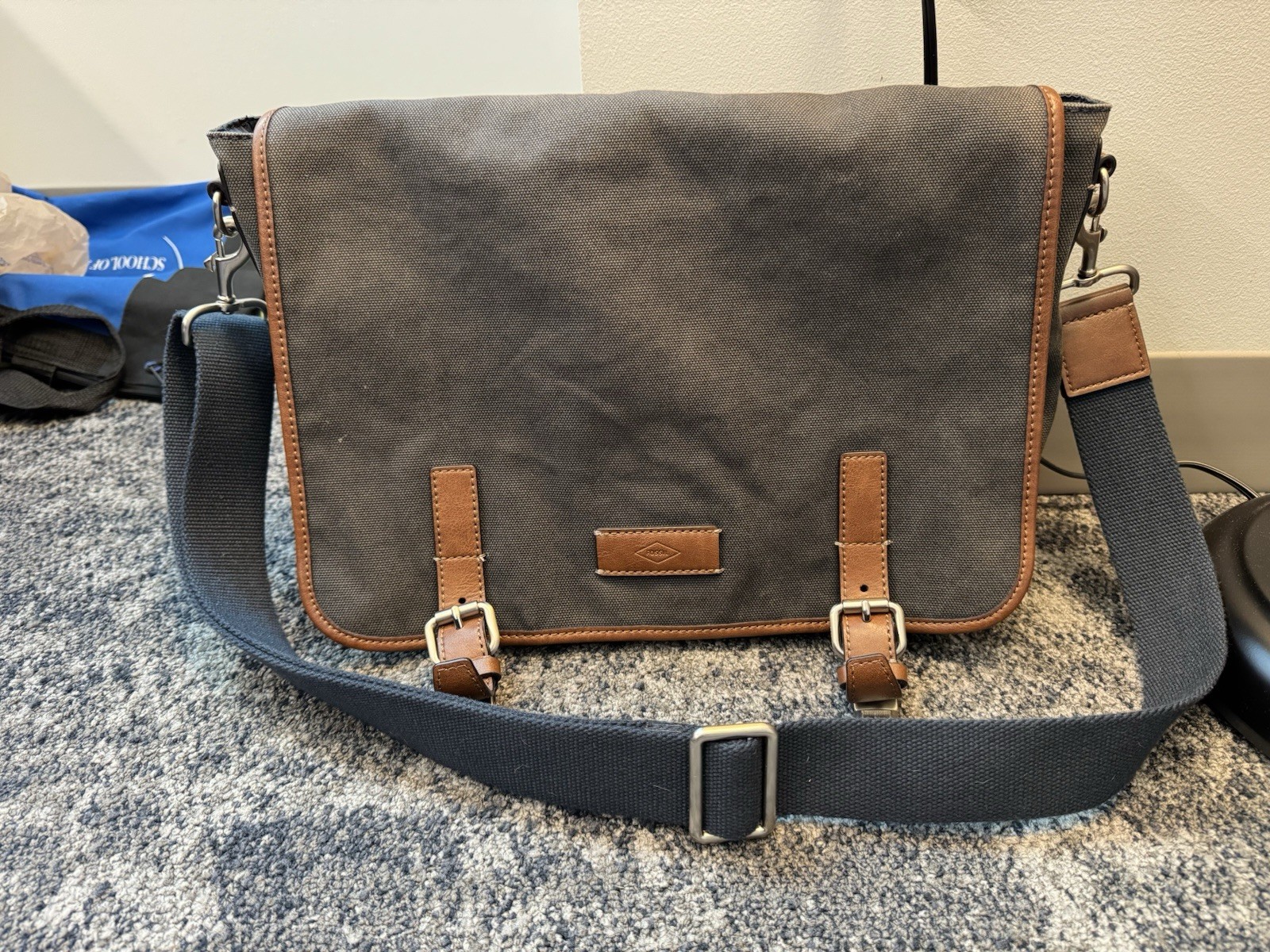 Fossil Men’s Medium Messenger Bag Navy/Brown Buckle Crossbody Adjustable Pockets