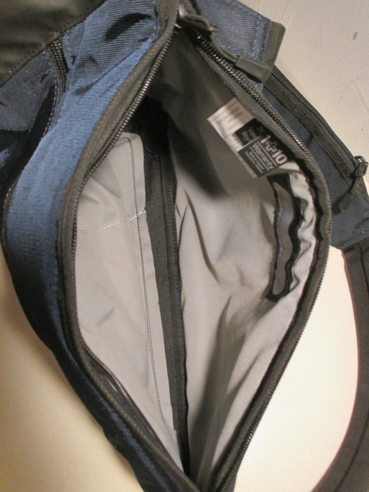 Victorinox Altmont Dual Compartment Mono Sling Bag #606749 Shoulder Strap Pocket