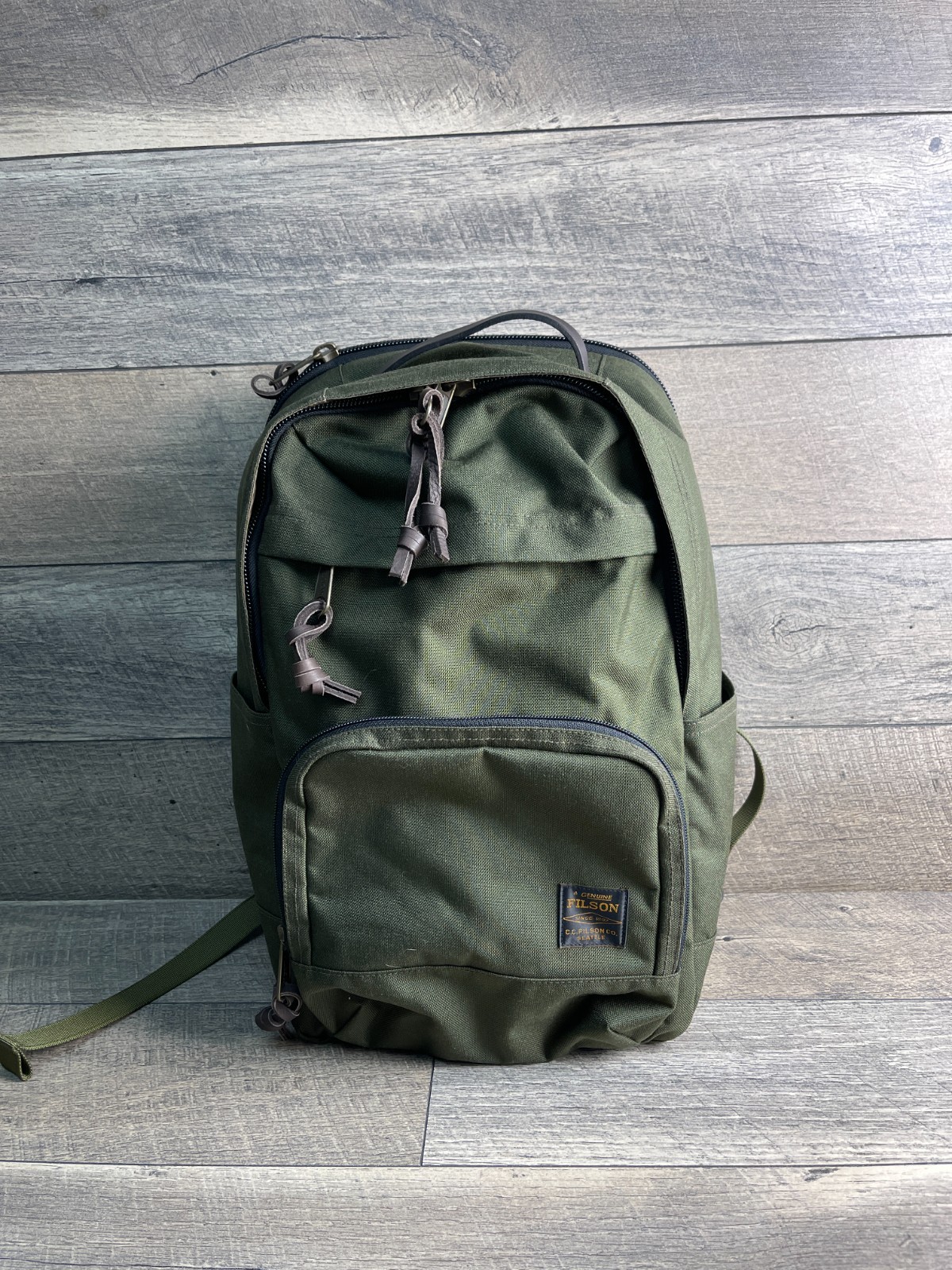 Filson Backpack Dryden Otter Green Zip Laptop Sleeve Water-Resistant Shoulder