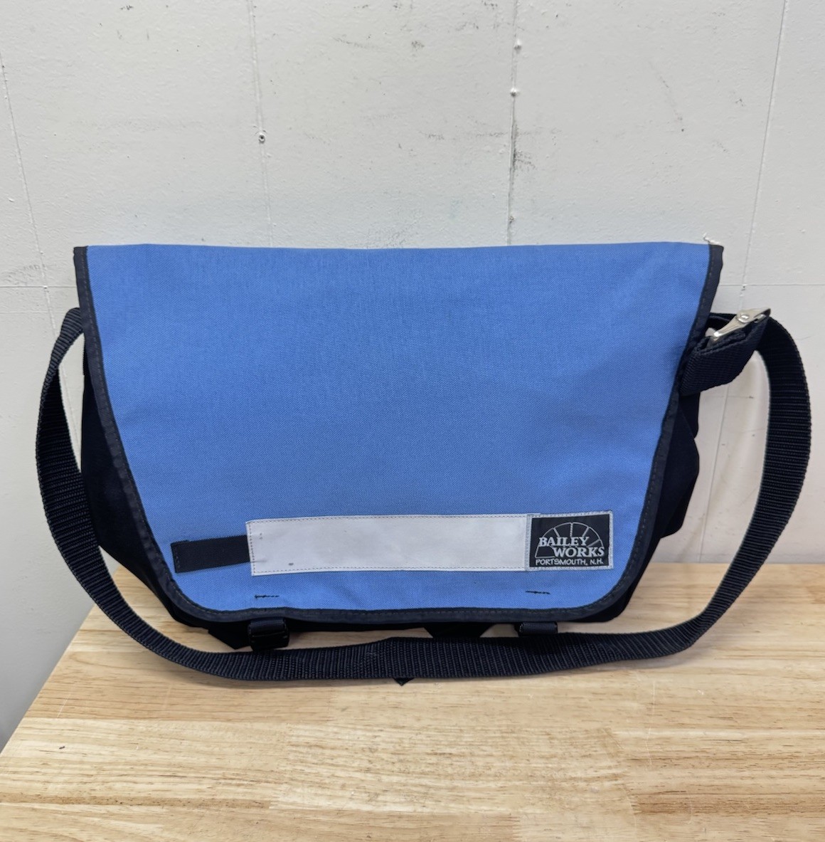 Bailey Works Messenger Bag, Courier bag Medium Blue Made in USA – Excellent