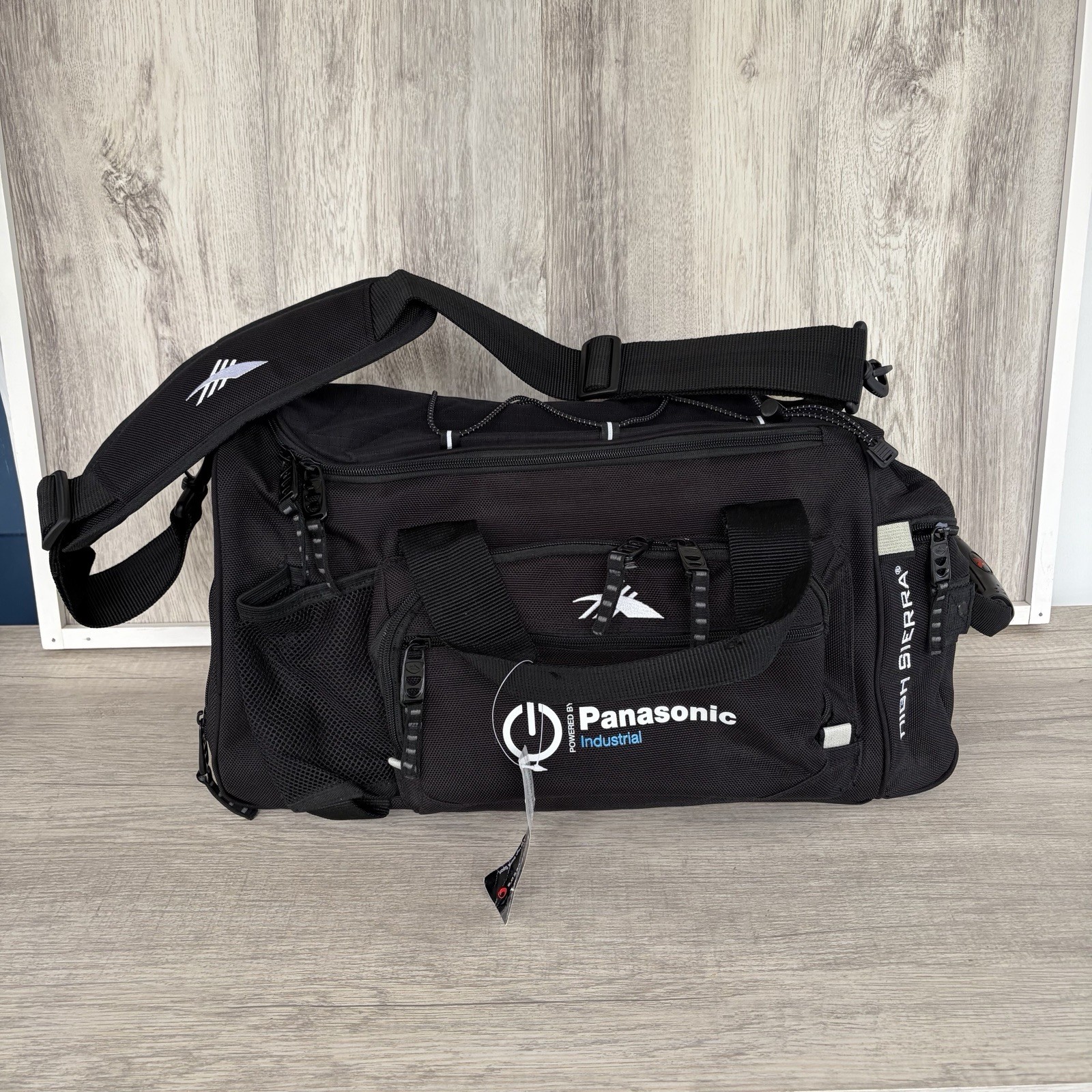 High Sierra Switch Blade industrial duffle Camera bag Black New Equipment gym